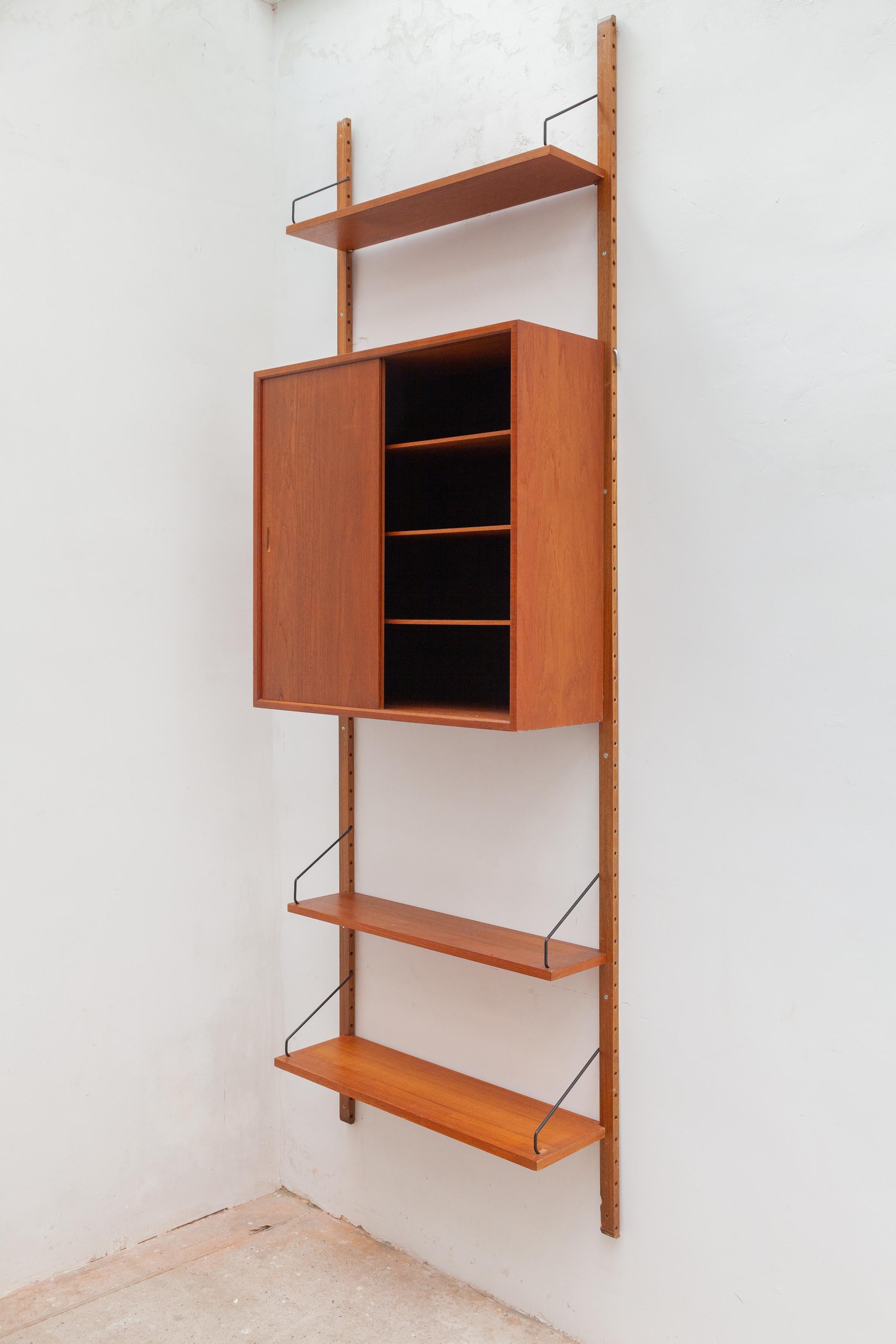 Vintage Danish teak wall unit by Poul Cadovius for Cado, 1960s.This modular system is perfect for use in a small space or as an addition to your already existing modular system.


Cadovius had the revolutionary idea to design a floating, modular
