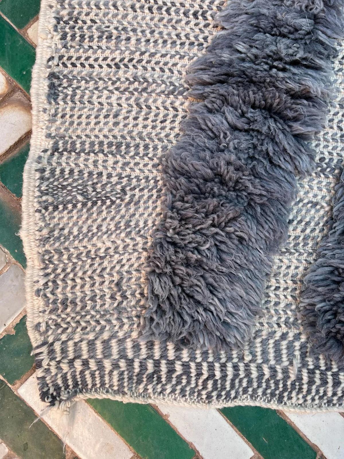 Pequeña Alfombra Moderna Marroquí Beni M'Rirt de Lana Gris Azul Texturada en Tejido Plano en venta 5
