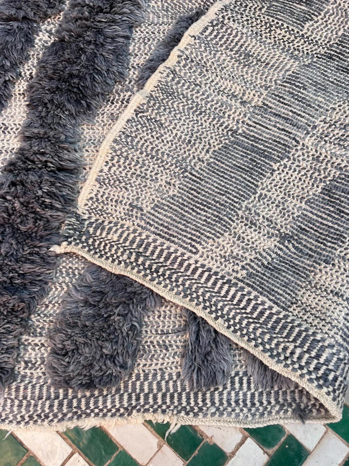 Pequeña Alfombra Moderna Marroquí Beni M'Rirt de Lana Gris Azul Texturada en Tejido Plano en venta 6
