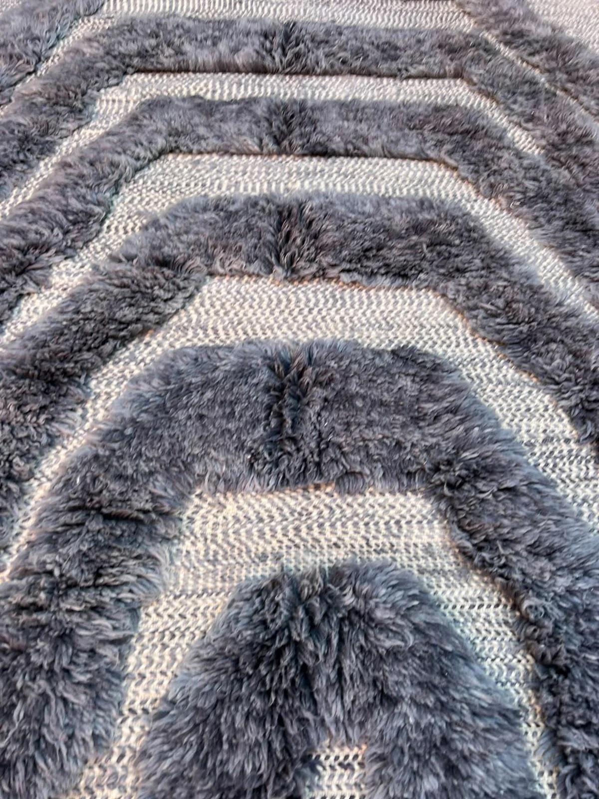 Pequeña Alfombra Moderna Marroquí Beni M'Rirt de Lana Gris Azul Texturada en Tejido Plano en Nuevo estado para la venta en Los Angeles, CA