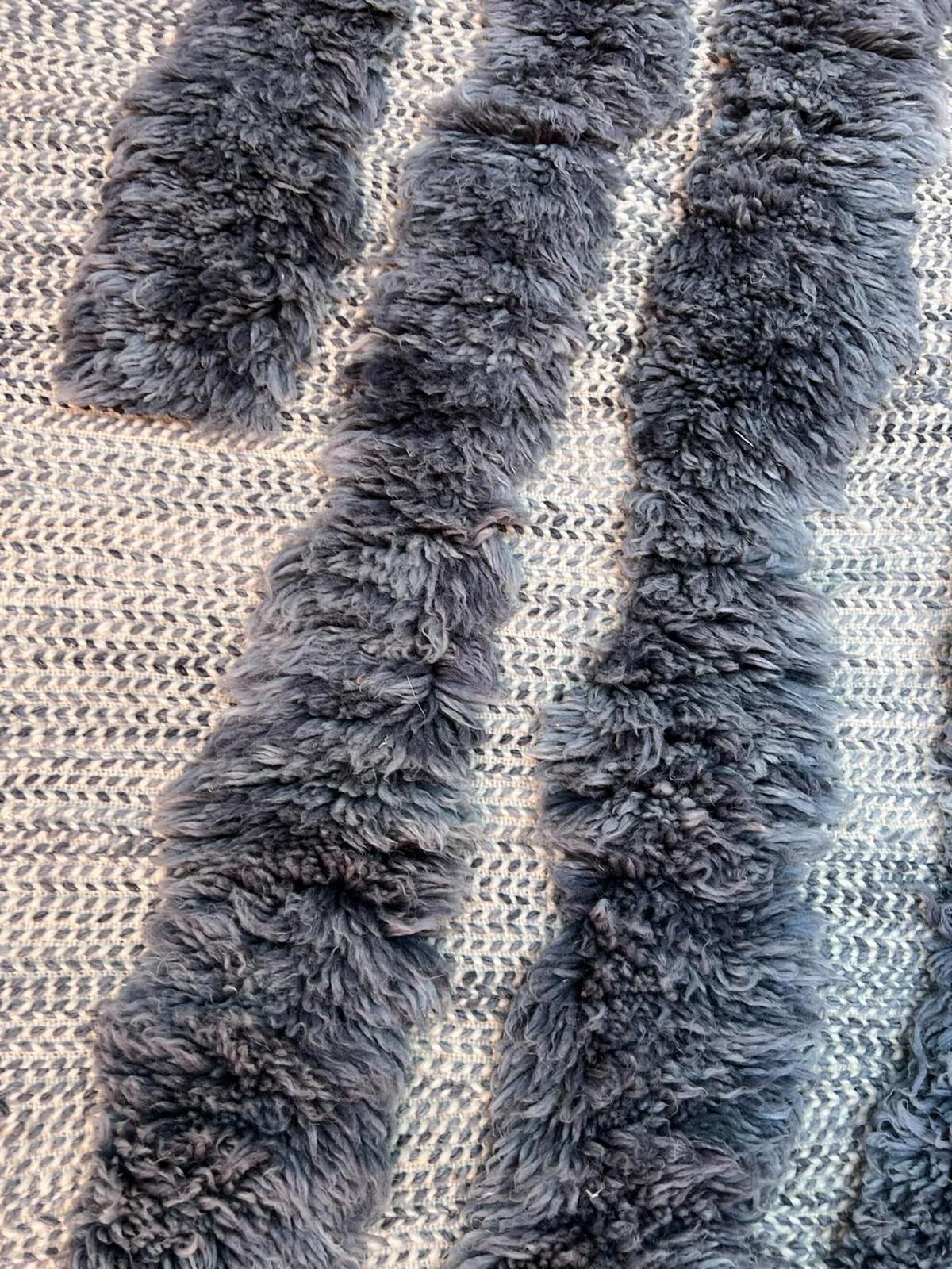 Pequeña Alfombra Moderna Marroquí Beni M'Rirt de Lana Gris Azul Texturada en Tejido Plano Siglo XXI y contemporáneo en venta