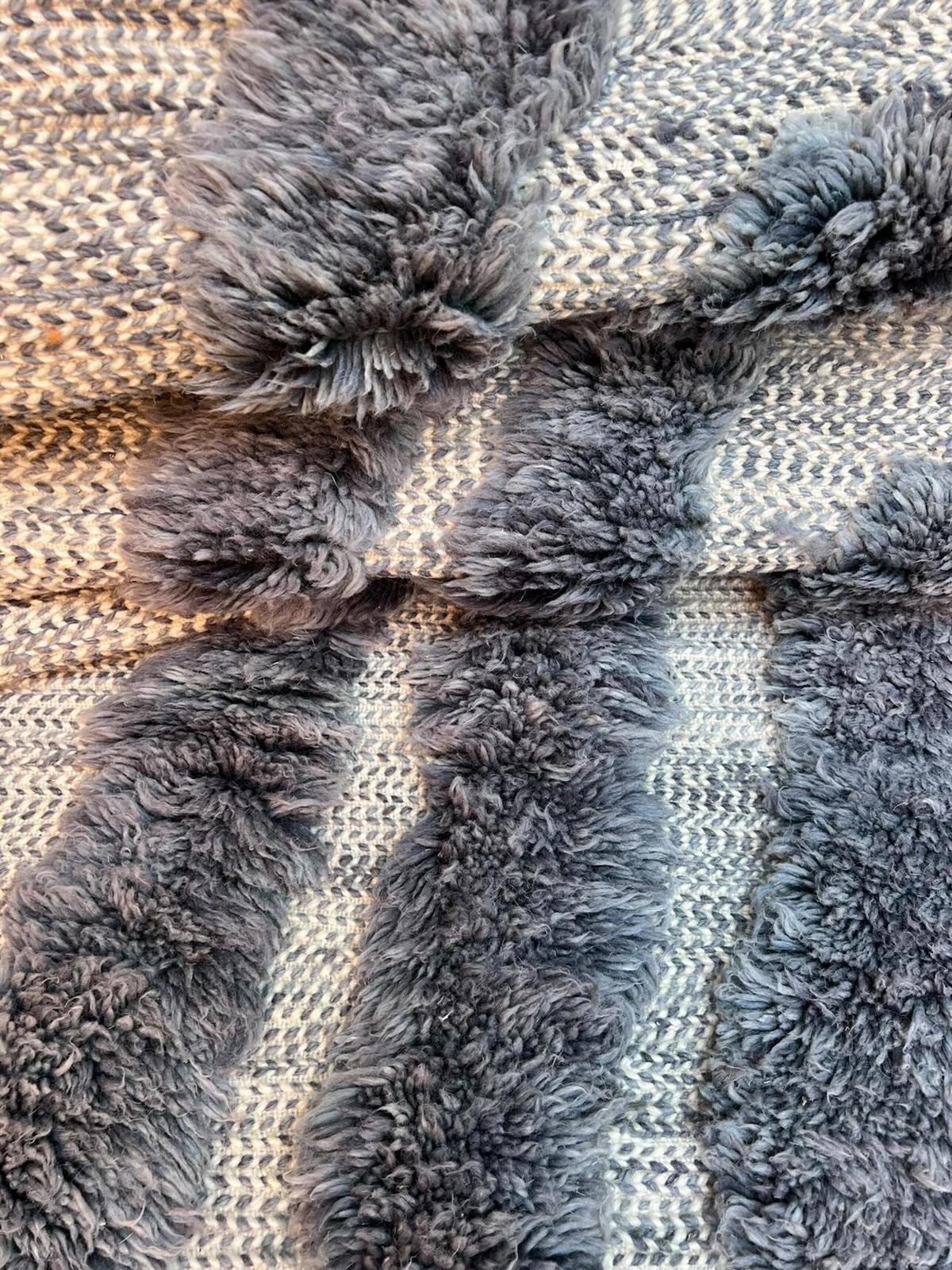 Pequeña Alfombra Moderna Marroquí Beni M'Rirt de Lana Gris Azul Texturada en Tejido Plano en venta 1