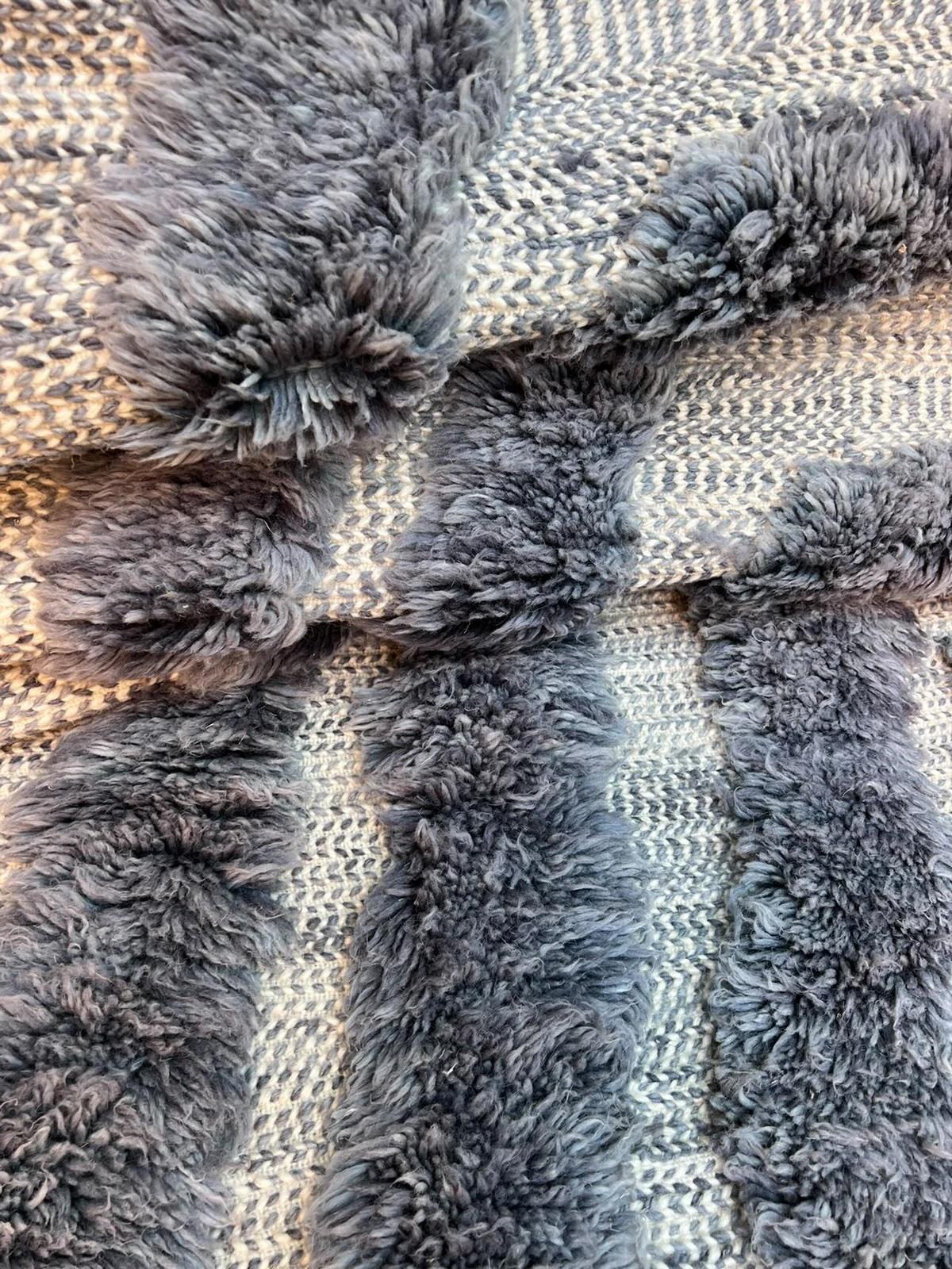 Pequeña Alfombra Moderna Marroquí Beni M'Rirt de Lana Gris Azul Texturada en Tejido Plano en venta 3