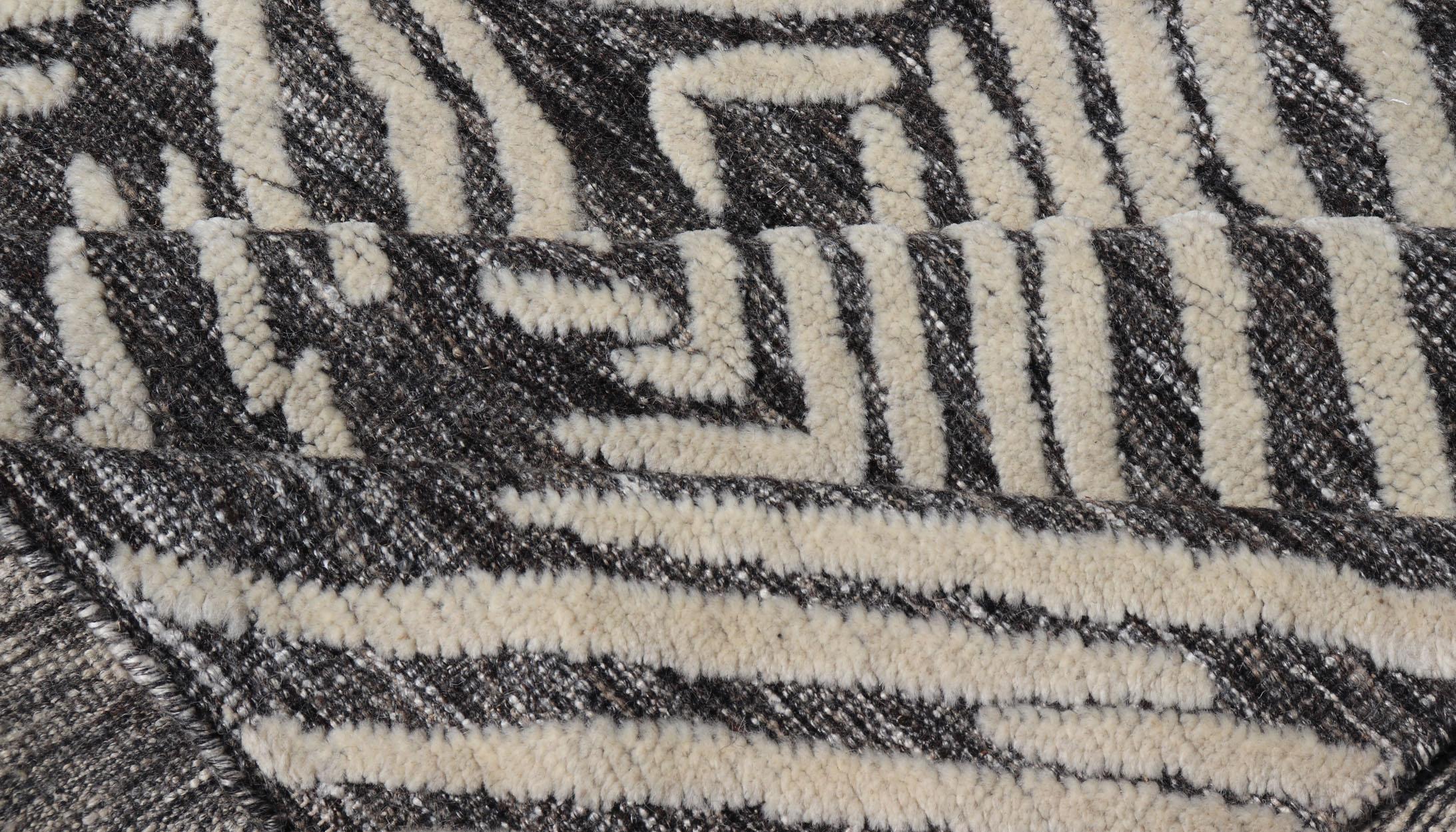 Kleiner moderner Teppich mit Contemporary-Streifenmuster auf dunklem Hintergrund im Angebot 2