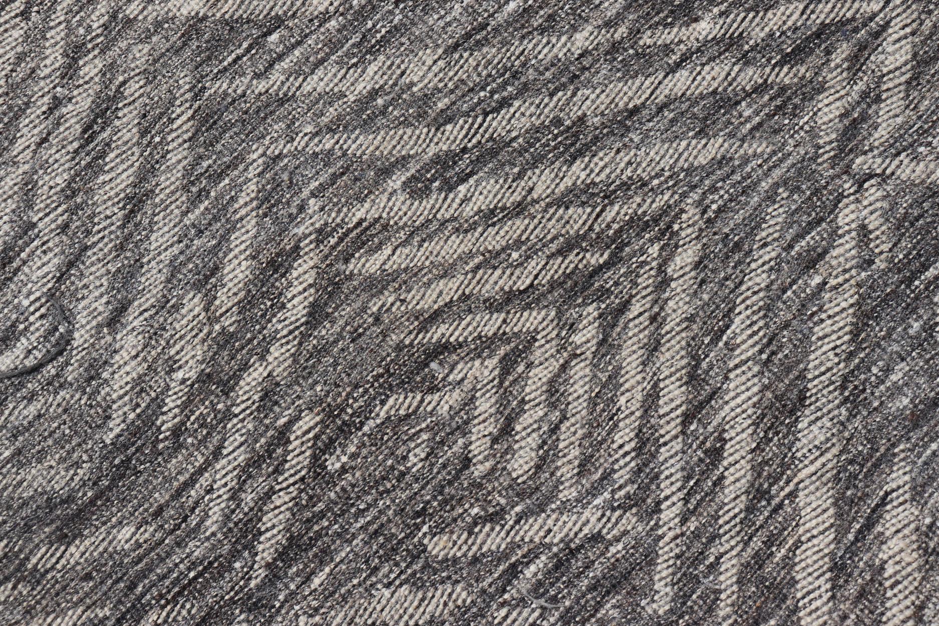 Kleiner moderner Teppich mit Contemporary-Streifenmuster auf dunklem Hintergrund im Angebot 3