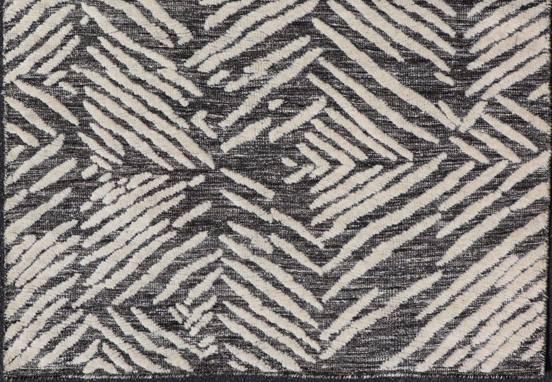 Kleiner moderner Teppich mit Contemporary-Streifenmuster auf dunklem Hintergrund (Handgeknüpft) im Angebot