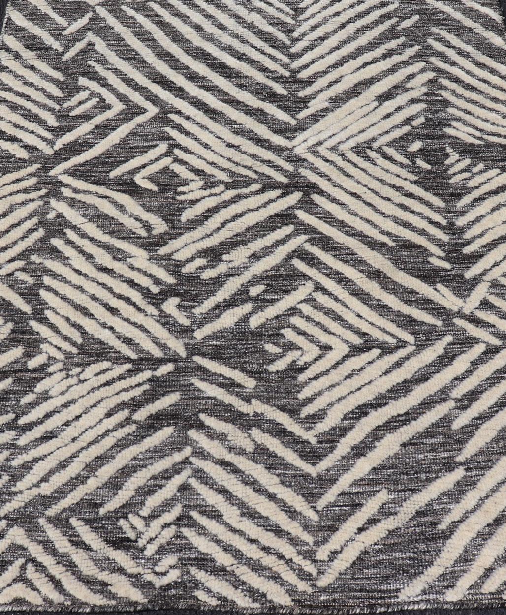 Kleiner moderner Teppich mit Contemporary-Streifenmuster auf dunklem Hintergrund im Zustand „Neu“ im Angebot in Atlanta, GA