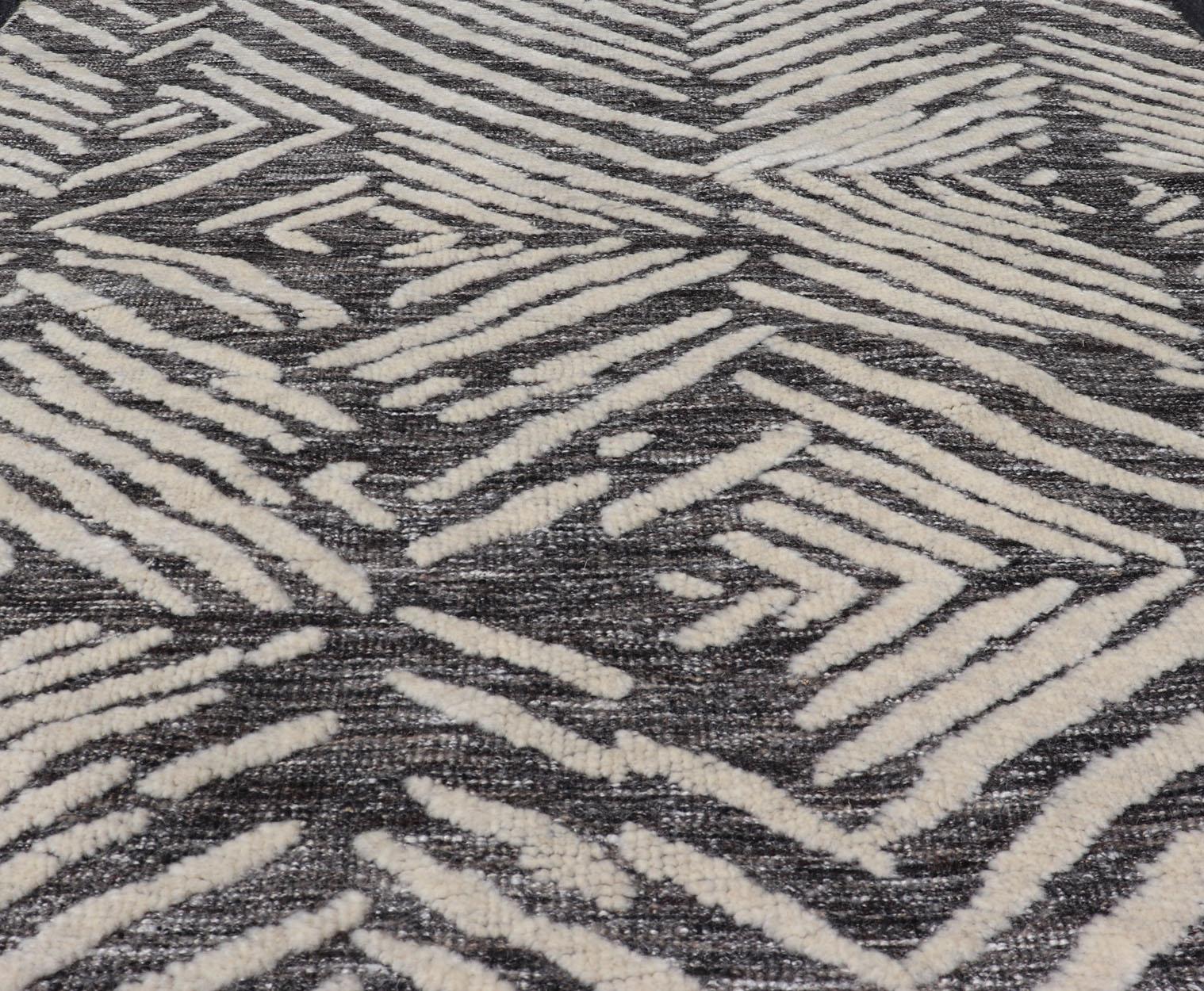 Kleiner moderner Teppich mit Contemporary-Streifenmuster auf dunklem Hintergrund (21. Jahrhundert und zeitgenössisch) im Angebot