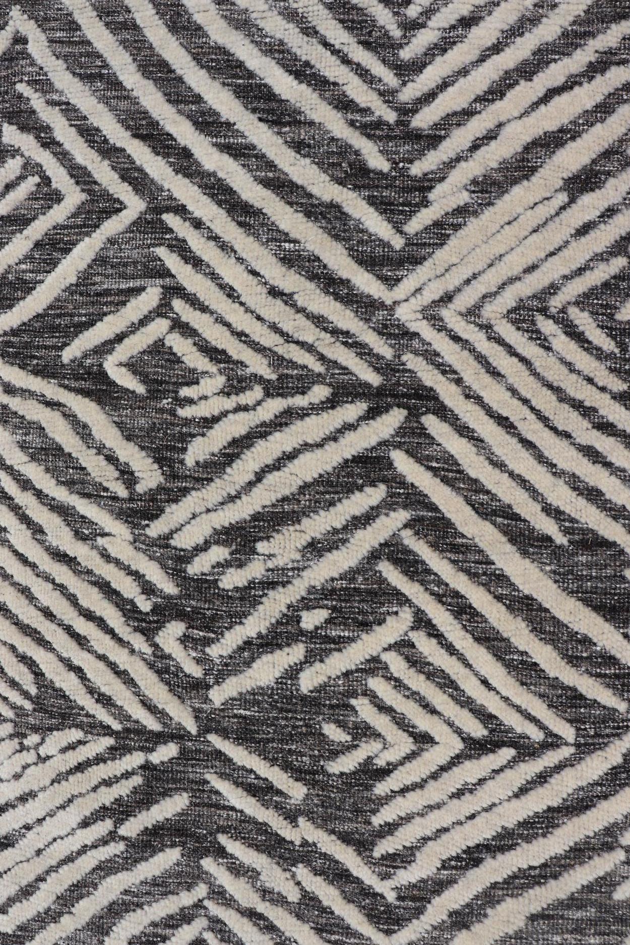 Kleiner moderner Teppich mit Contemporary-Streifenmuster auf dunklem Hintergrund (Wolle) im Angebot