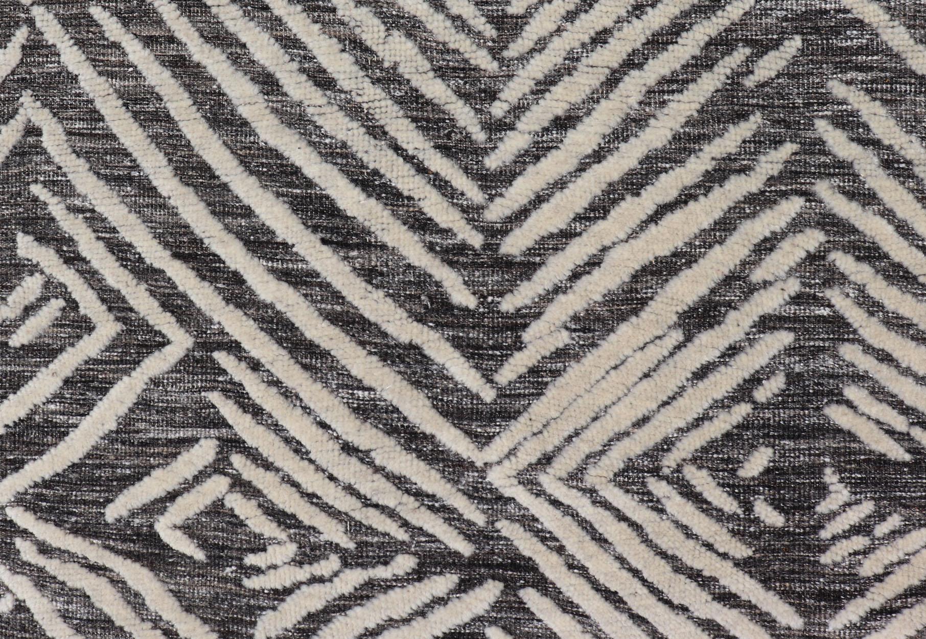 Small Modern Rug with Contemporary Stripes Pattern on Dark Background For Sale 3