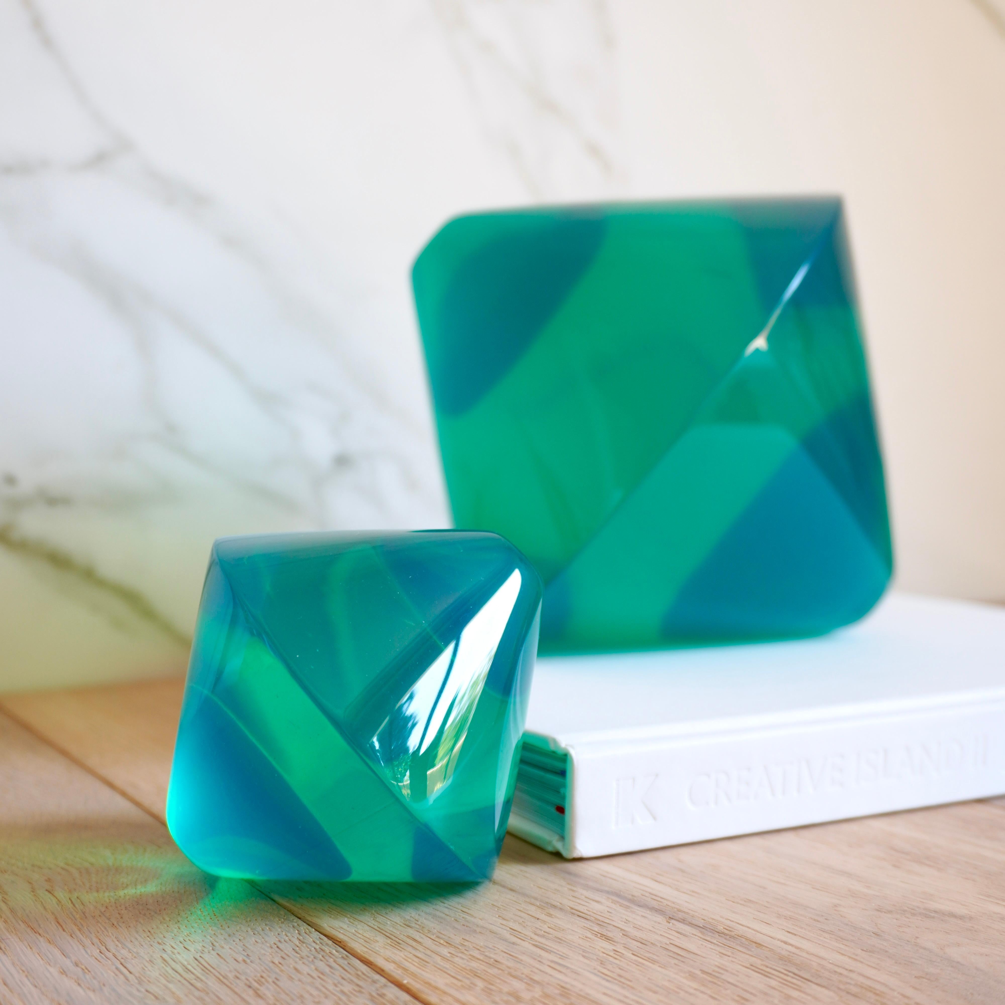 Polished Small Modern Spinning Sculpture in Turquoise Resin by Paola Valle For Sale