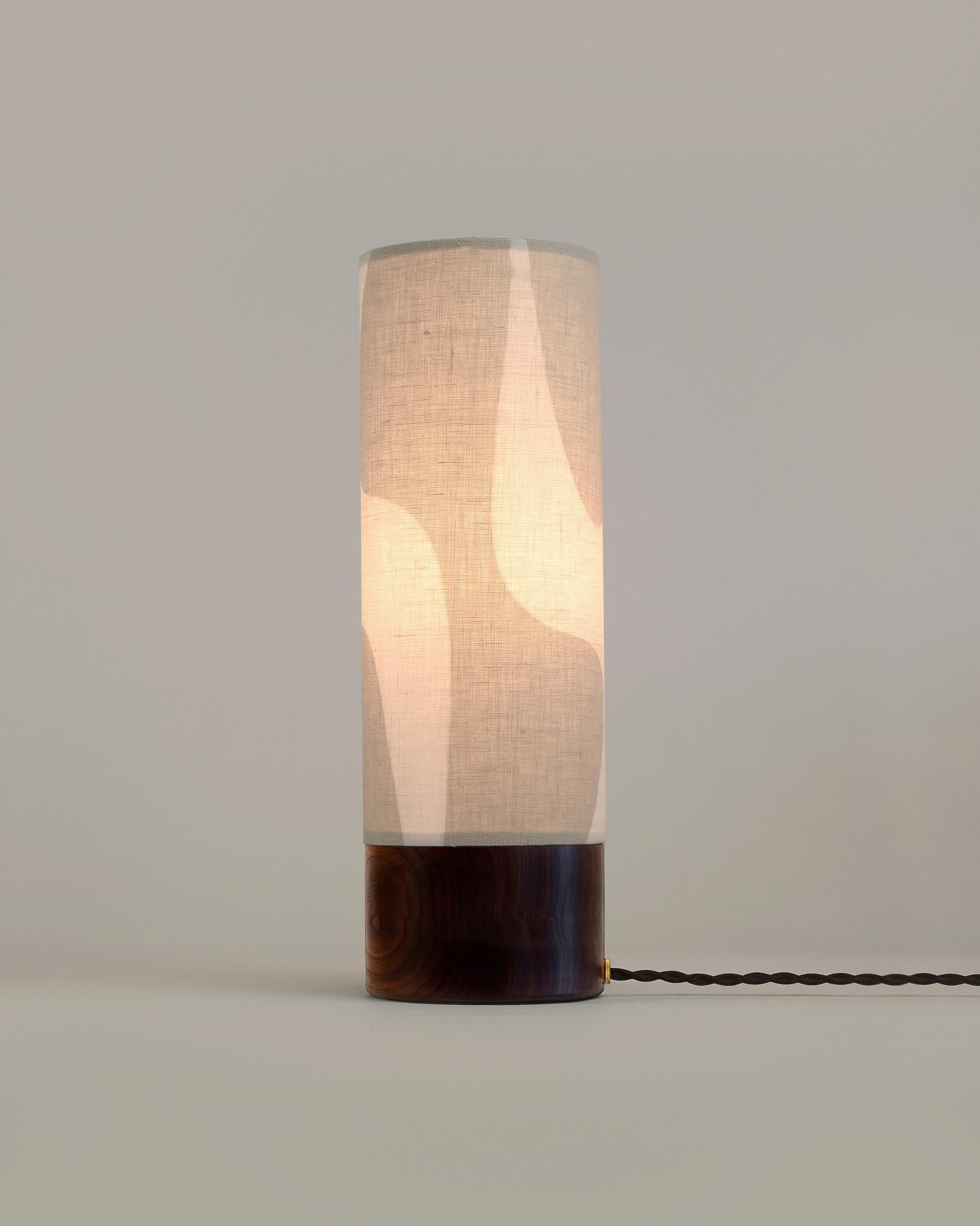 Moderne Tischlampe mit rundem Sockel von La Loupe (Holzarbeit) im Angebot