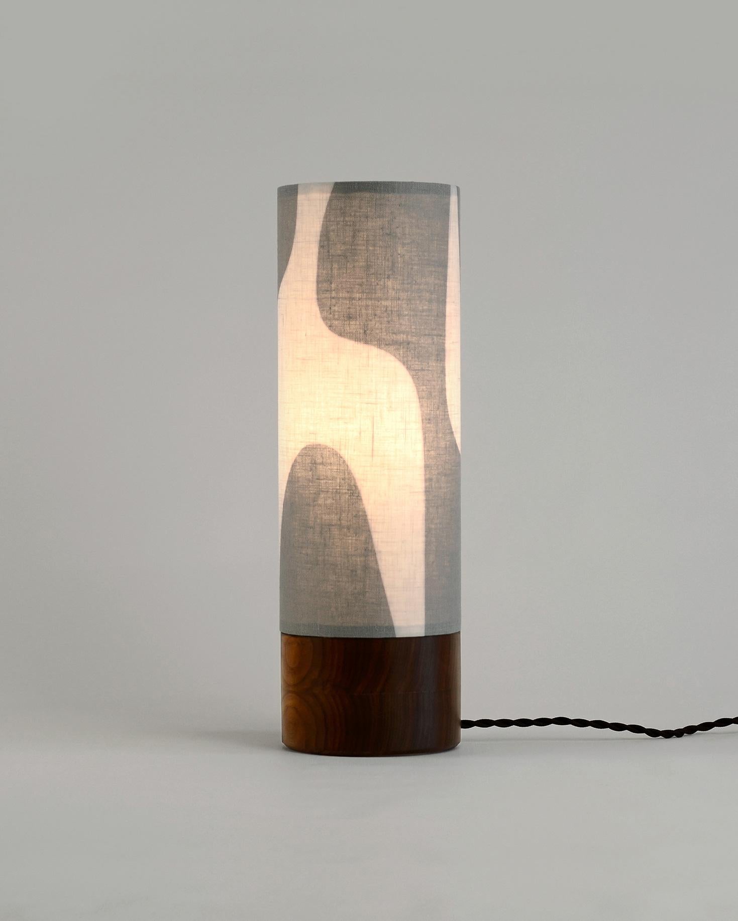 XXIe siècle et contemporain Petite lampe de bureau moderne avec base ronde par La Loupe en vente