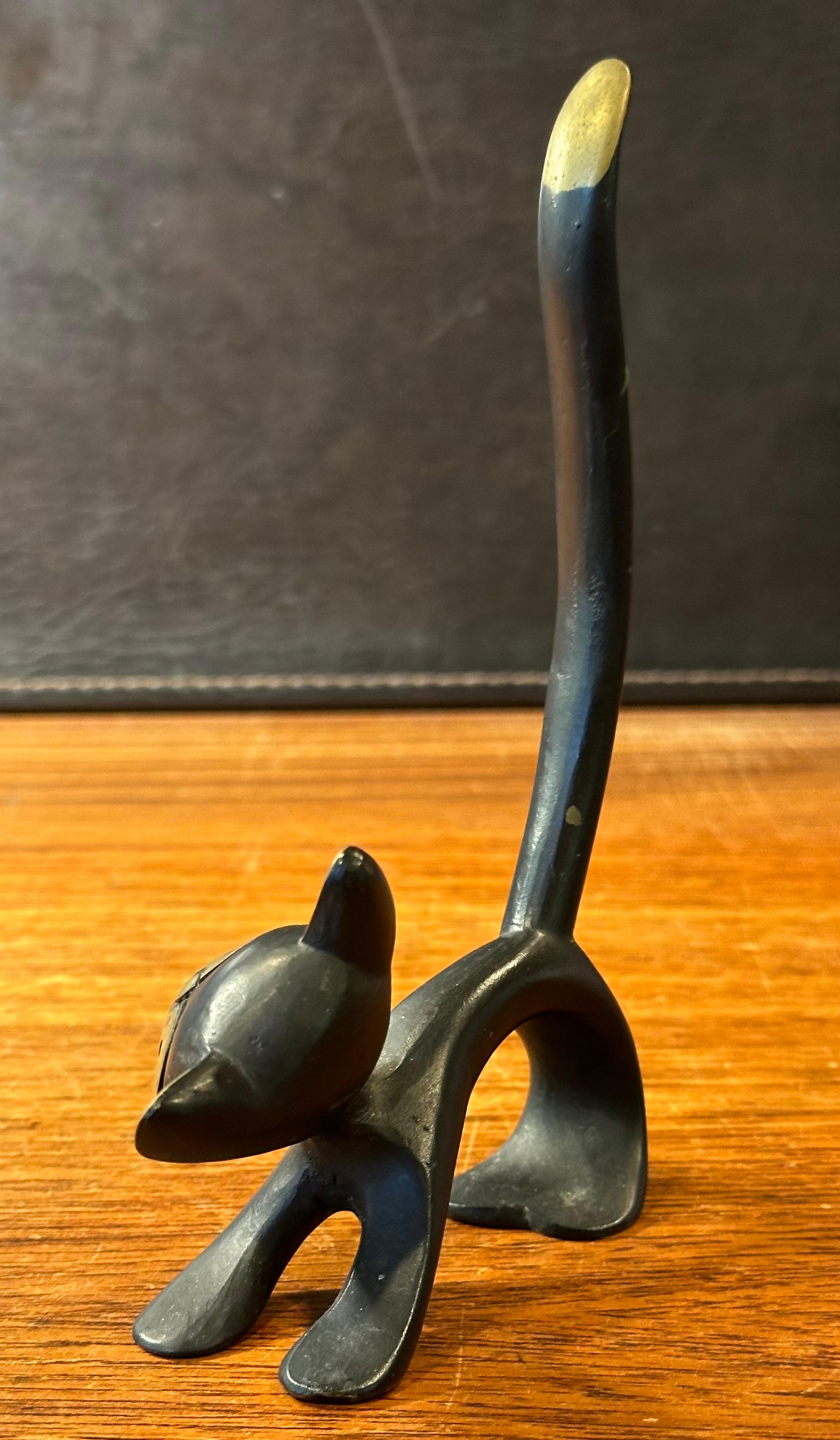 Kleine modernistische Katzenskulptur aus Gusseisen von Taxco Mexico im Angebot 1
