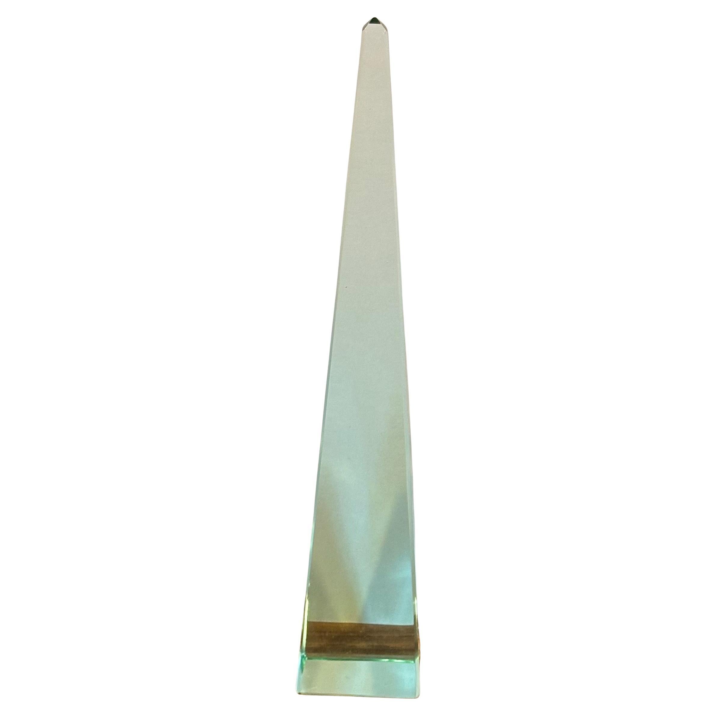Piccolo obelisco / fermacarte modernista in cristallo, circa anni '80.  Il pezzo è in ottime condizioni vintage, senza scheggiature o crepe, e misura 1,675