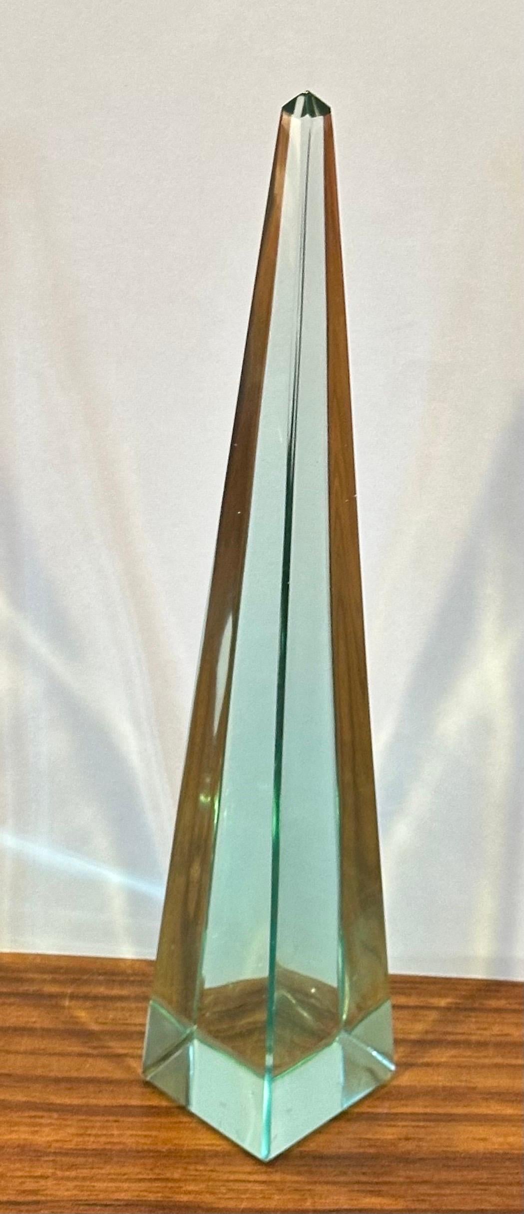Fatto a mano Piccolo obelisco modernista in cristallo in vendita