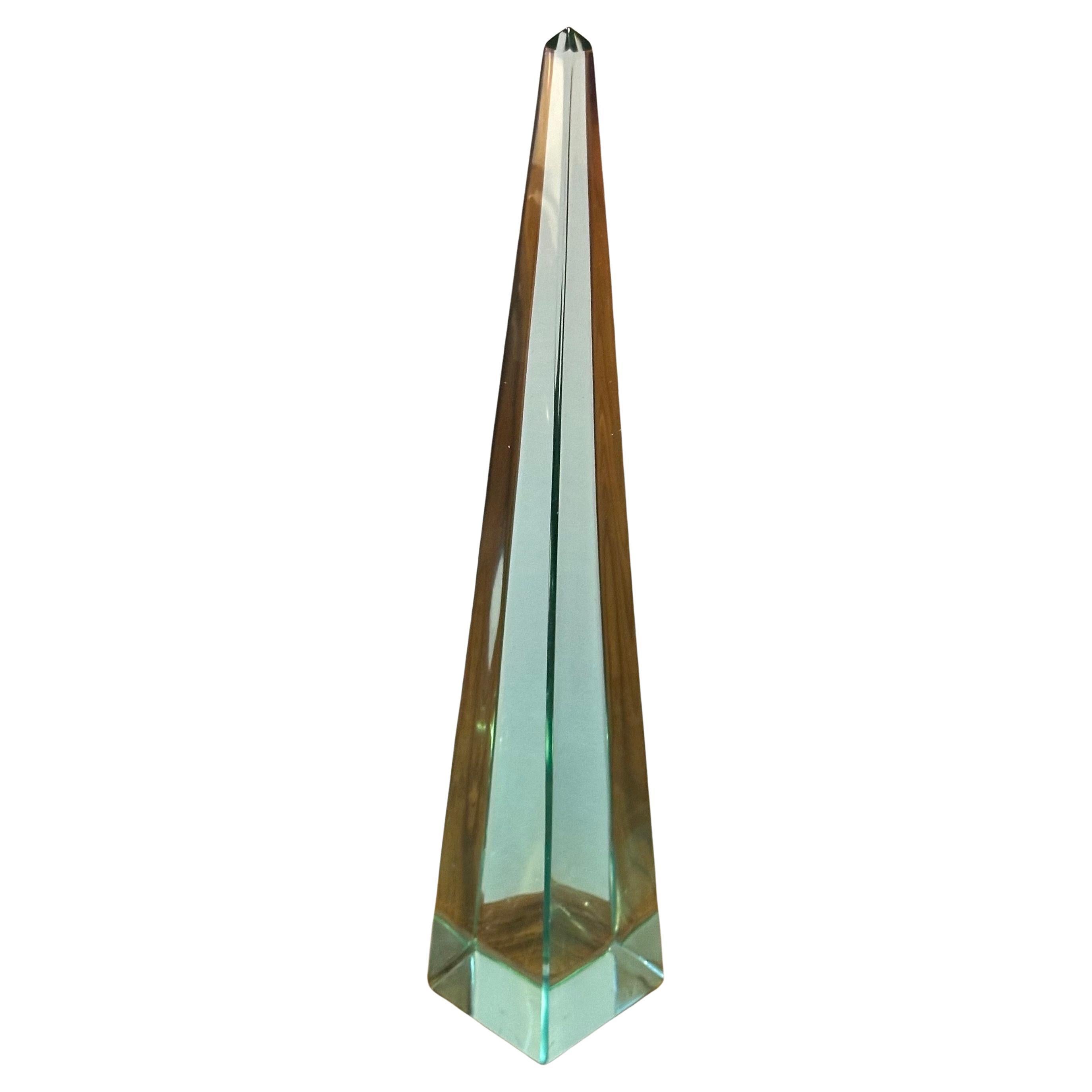Piccolo obelisco modernista in cristallo in vendita 1