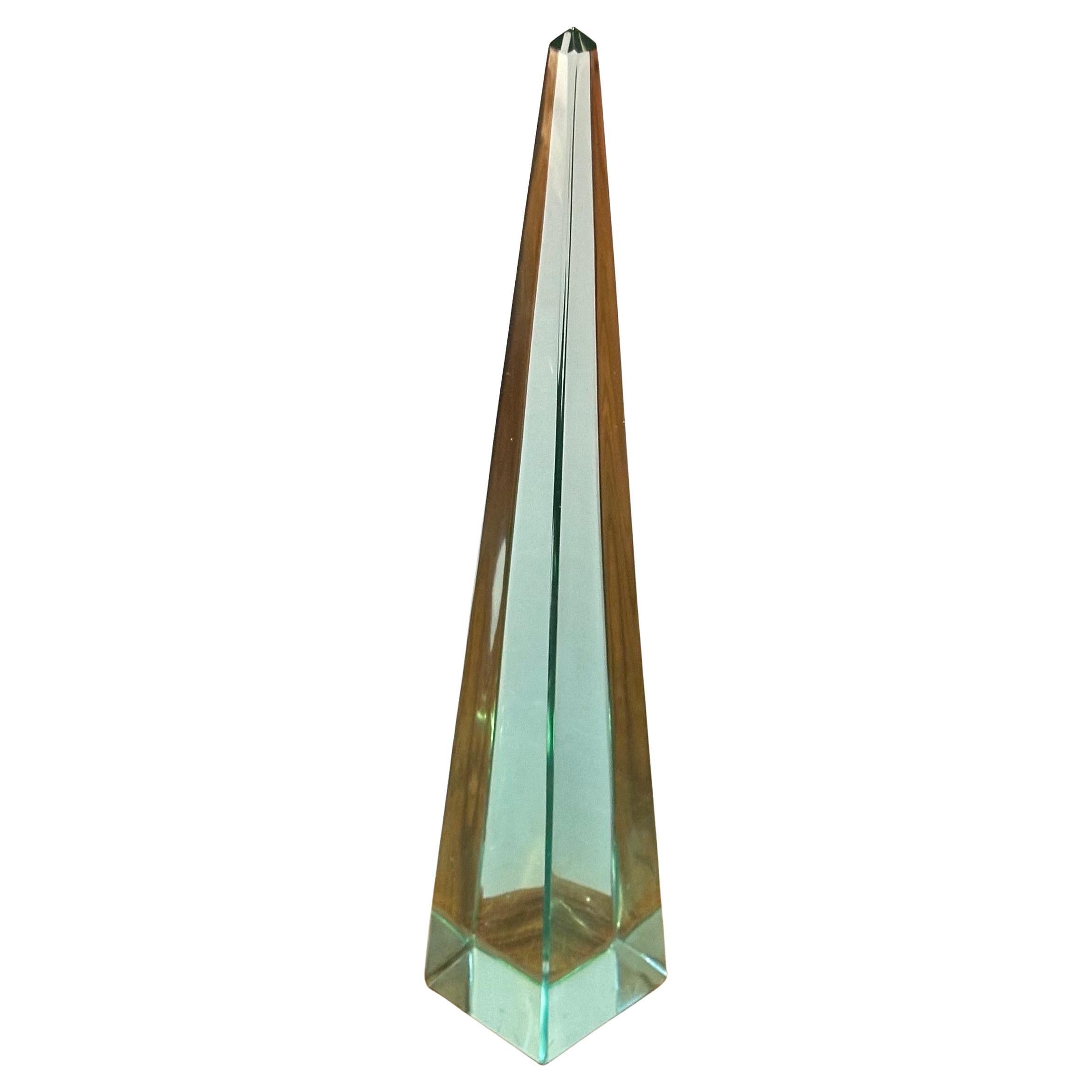 Modernistischer Kristall-Obelisk der Moderne