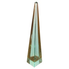 Pequeño obelisco modernista de cristal