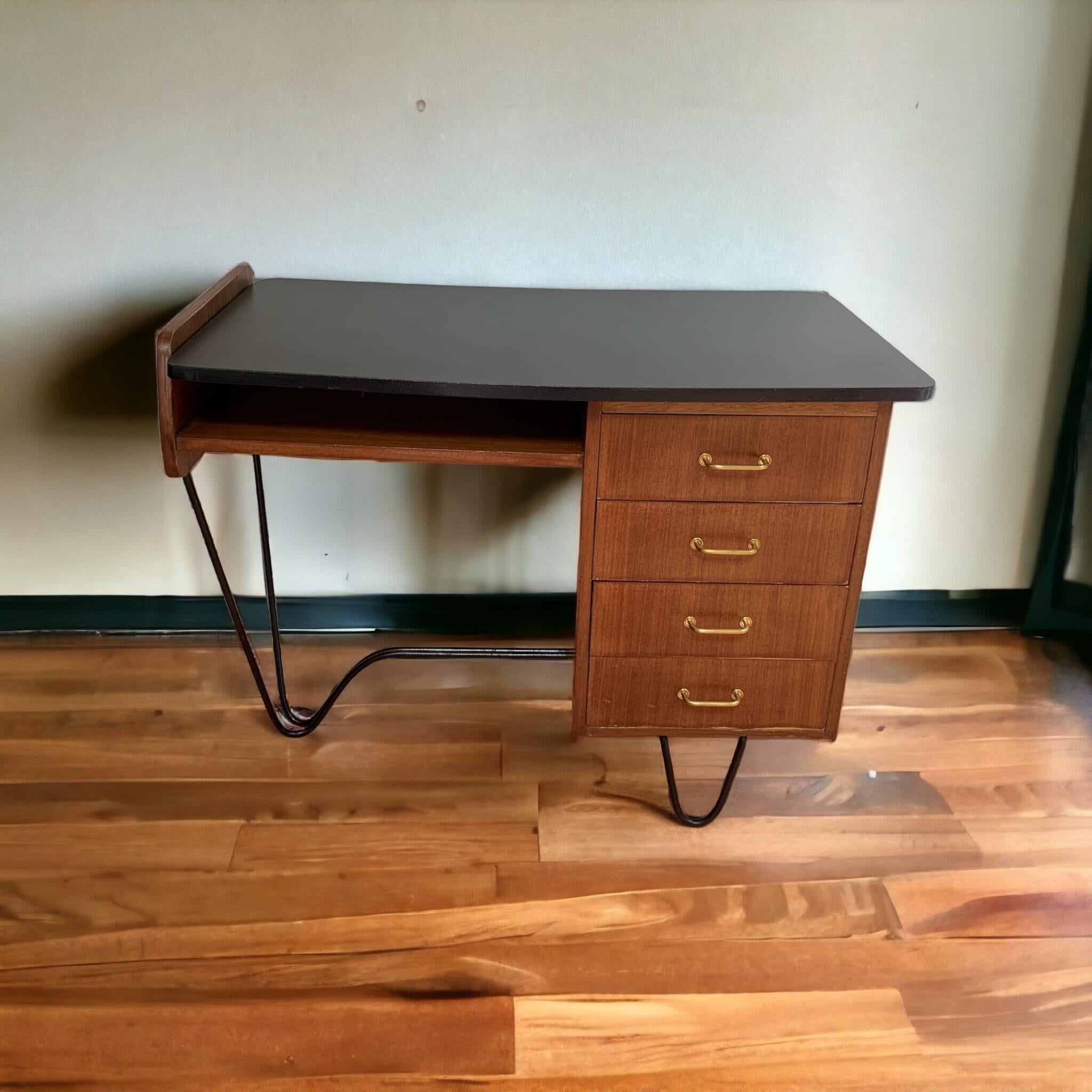  Small modernist style desk in wood and steel, tubular leg and brass wrist, some signs of wear and tear on the bottom of the drawer, see photos for faults

Welcome to the world of modernism with this small desk with a clean and elegant design,