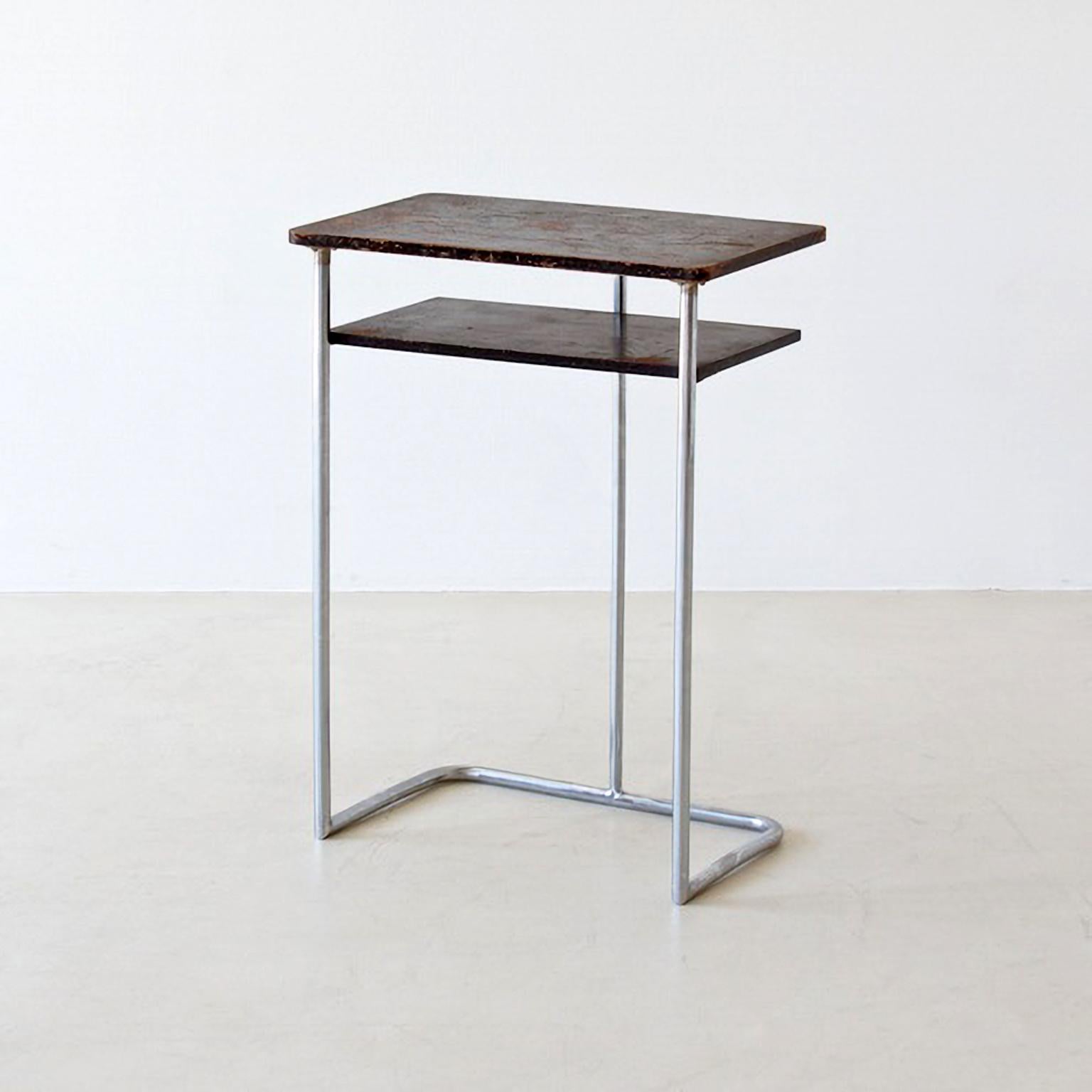Kleiner modernistischer Schreibtisch aus verchromtem Stahlrohr und gebeiztem/furniertem/lackiertem Holz. Der Tisch kann individuell gestaltet werden und ist in verschiedenen Mengen erhältlich. Lieferfrist 10-12 Wochen.