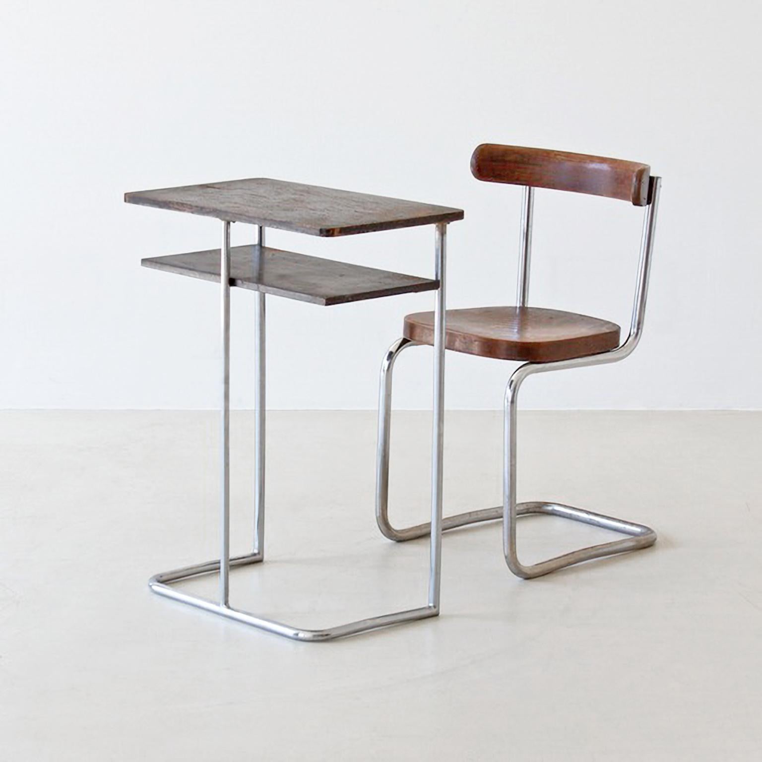 Modernistischer Schreibtisch aus verchromtem Stahl, furniertem/lackiertem Holz, maßgeschneidert (Bauhaus) im Angebot