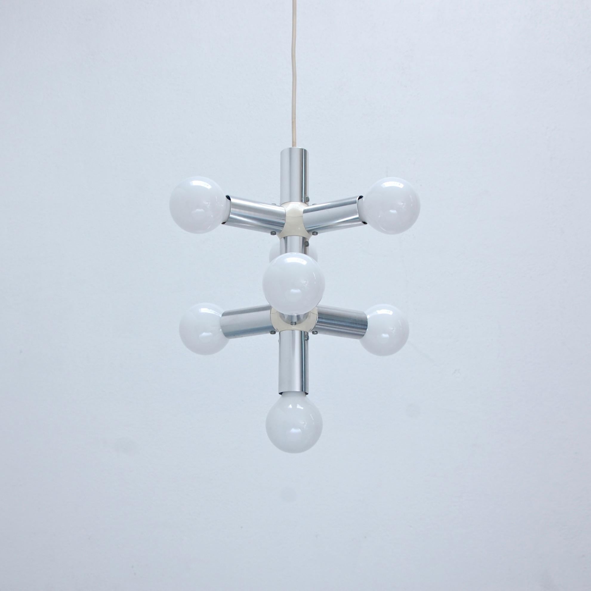 Small modular 1960s Italian pendant in satin aluminum and molded acrylic finish. Partially restored and wires have all been checked. 7-globe bulbs (G25) E26 medium based light sockets. Light bulbs included with order.
Measurements:
Fixture height: