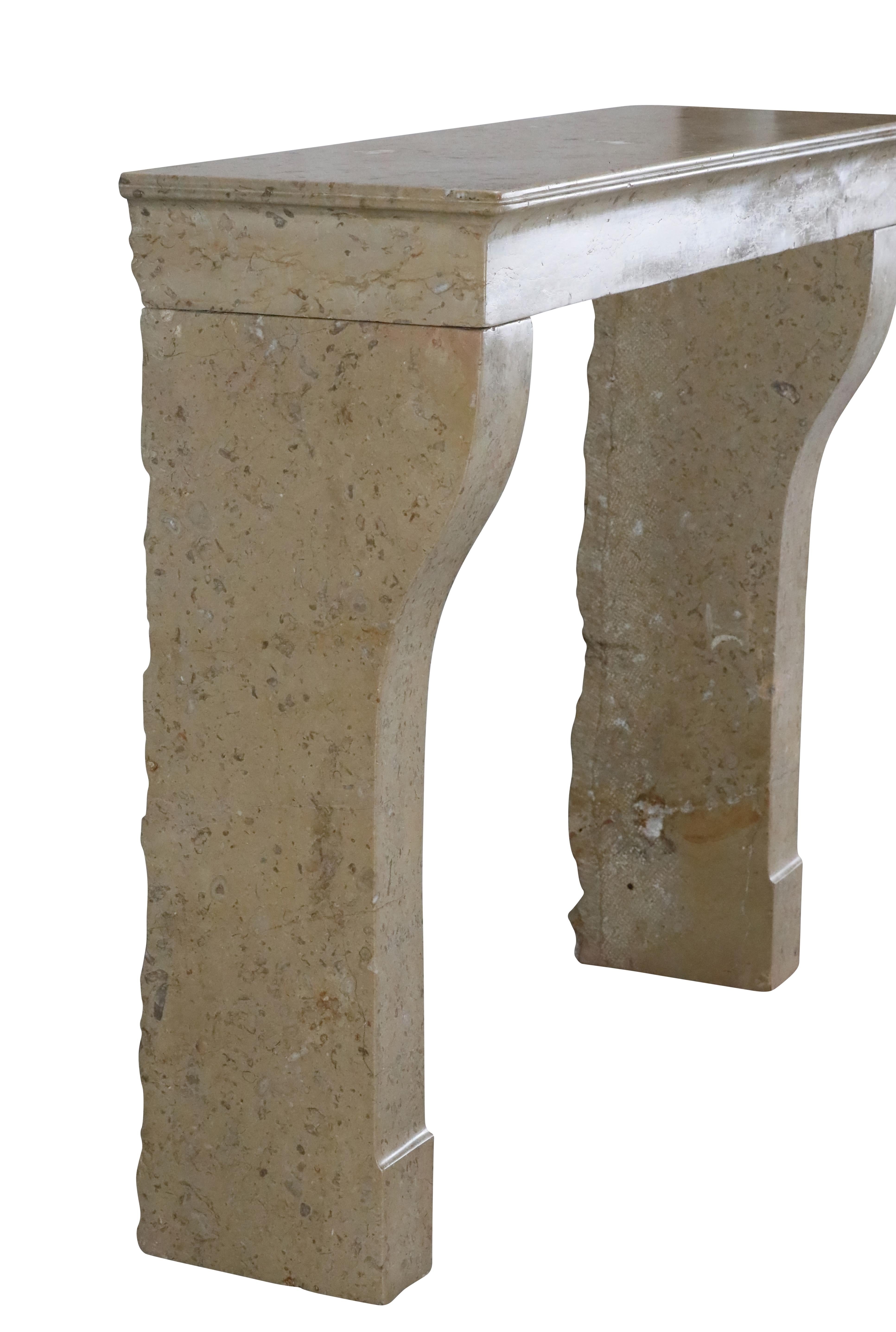 Pequeño Mónaco Revestimiento de chimenea de piedra caliza dura de Francia en venta 4