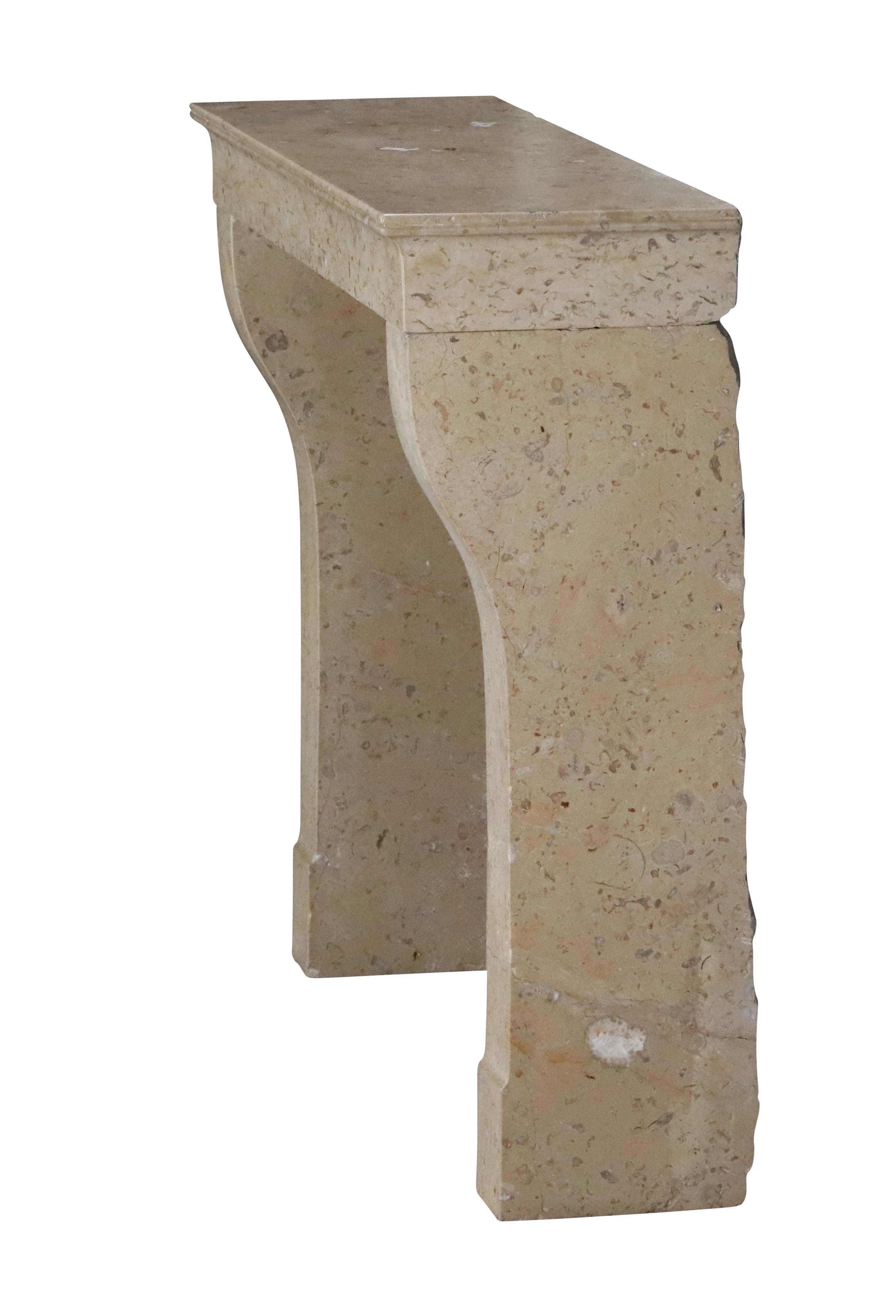 Pequeño Mónaco Revestimiento de chimenea de piedra caliza dura de Francia en venta 9