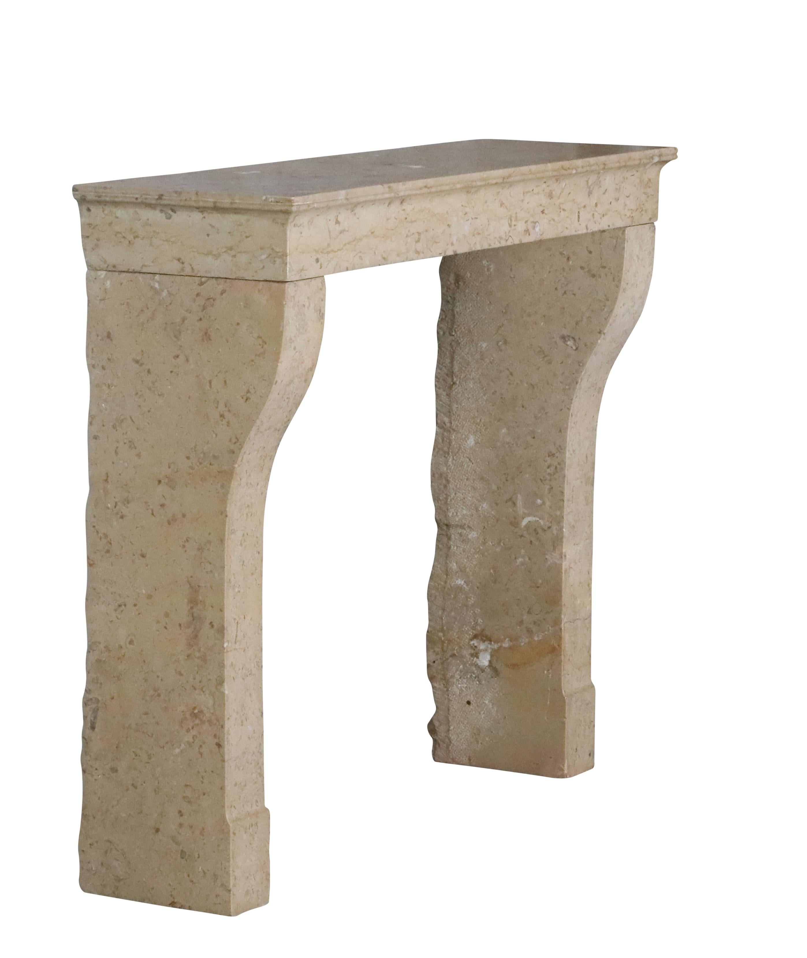 Pequeño Mónaco Revestimiento de chimenea de piedra caliza dura de Francia en venta 12