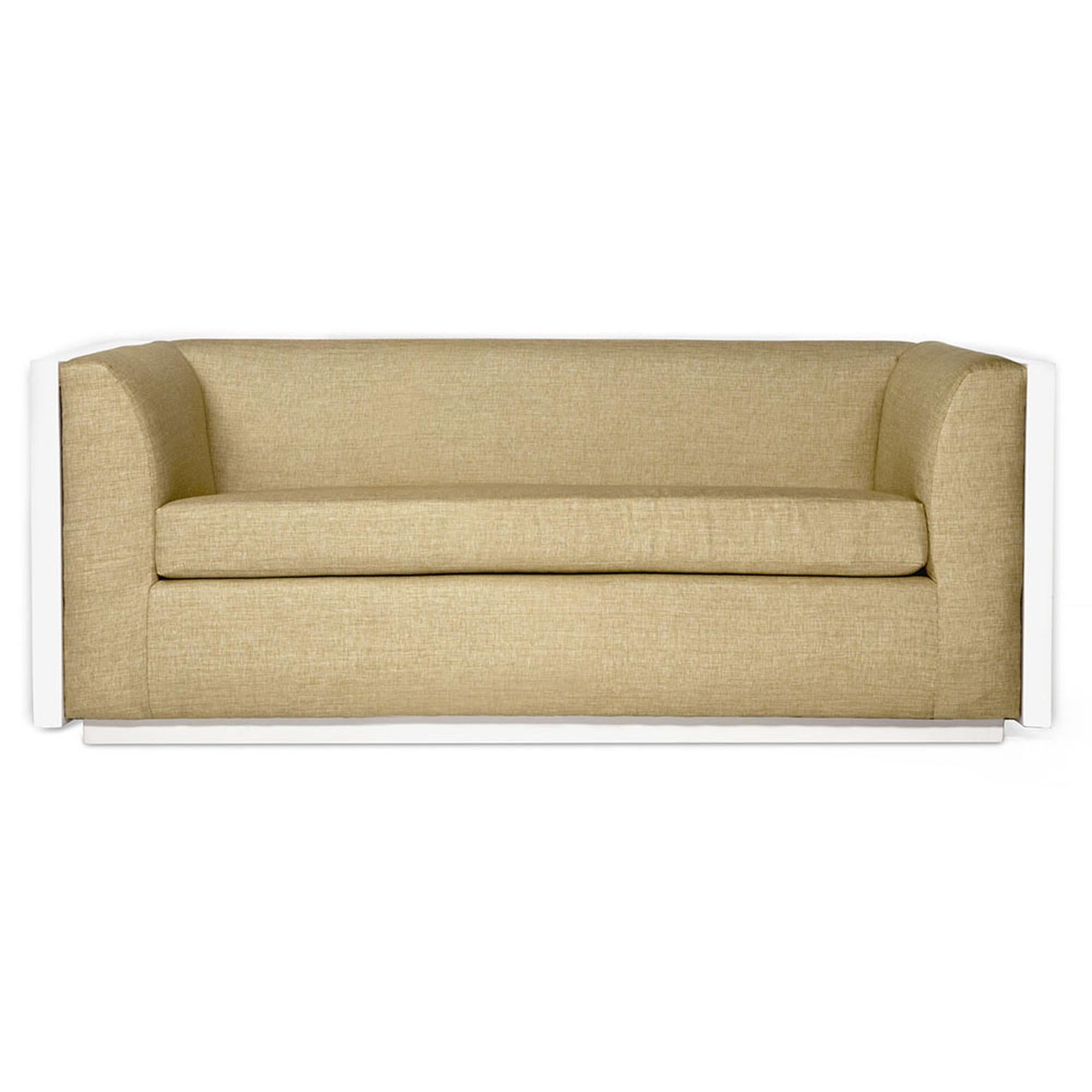 Das Monterey-Sofa ist luxuriös, modern und schick. Mit der Kombination aus Leichtigkeit und Stil ist dieses Sofa mit achtfach handgebundenen Federn und einem mit Daunen umwickelten Schaumstoffsitz konstruiert, um Haltbarkeit, Unterstützung und