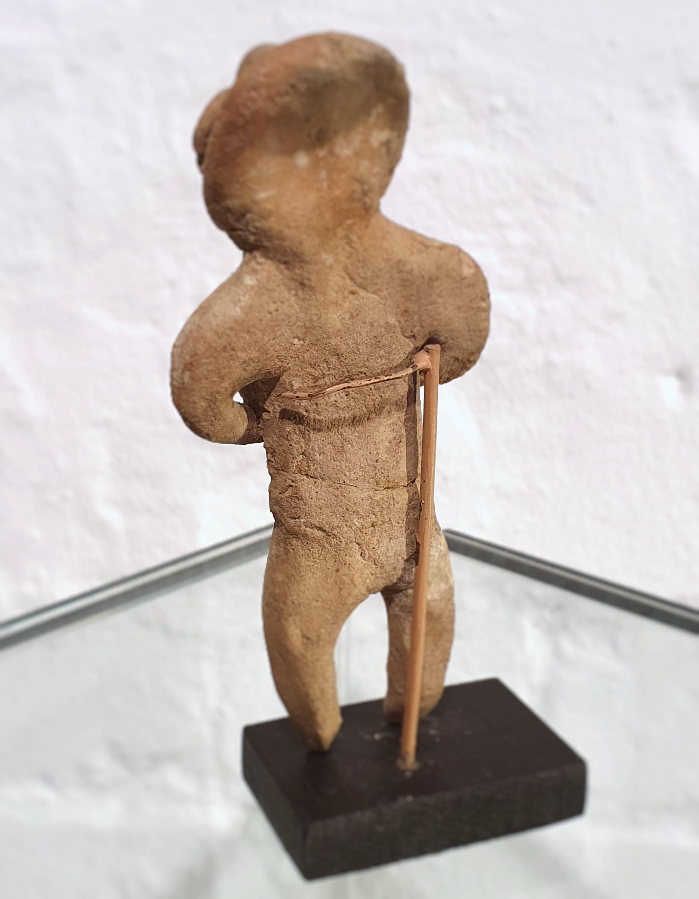 Fait main Petite figurine en terre cuite moulée de l'Équateur sur Stand en vente