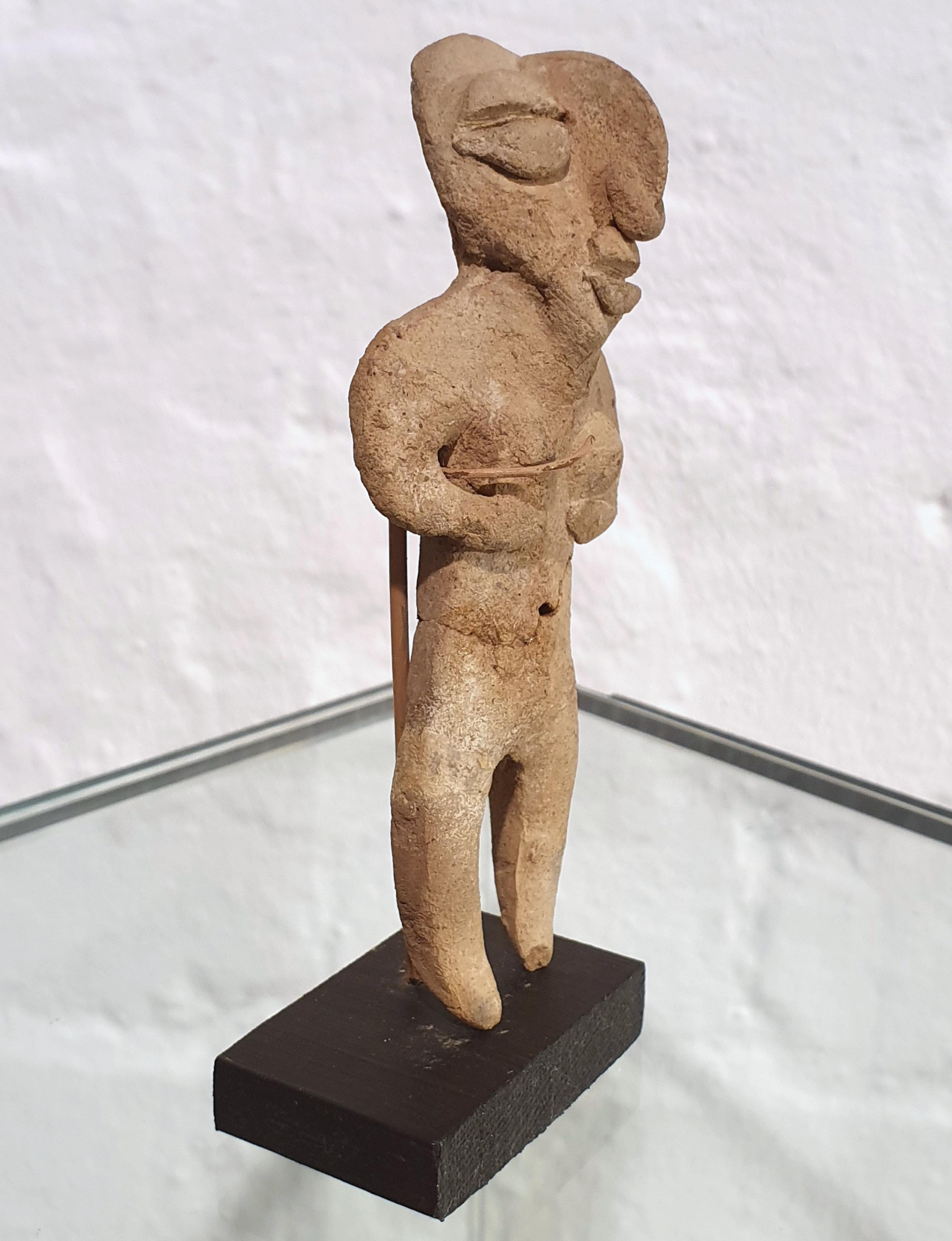 Small Ecuadorian Moulded Clay Figure on Stand In Good Condition For Sale In London, GB
