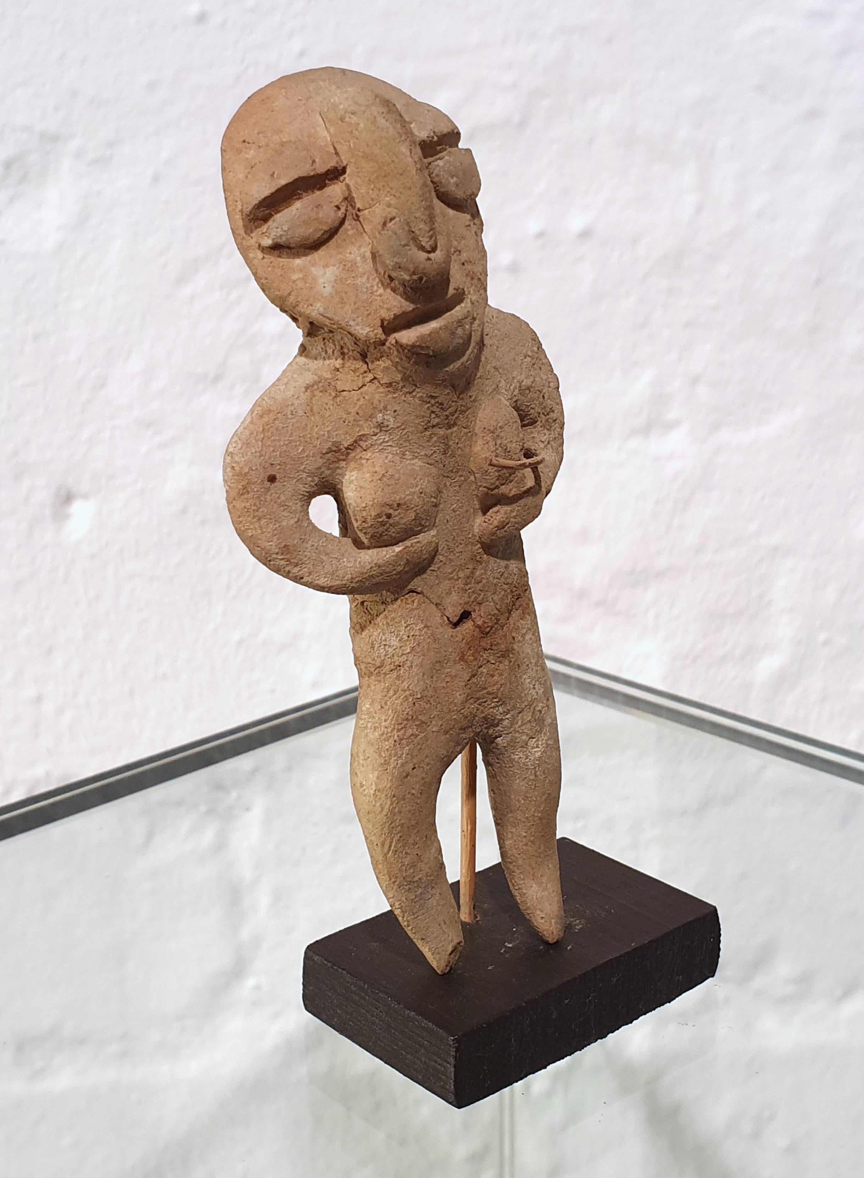 Petite figurine en terre cuite moulée de l'Équateur sur Stand en vente 2