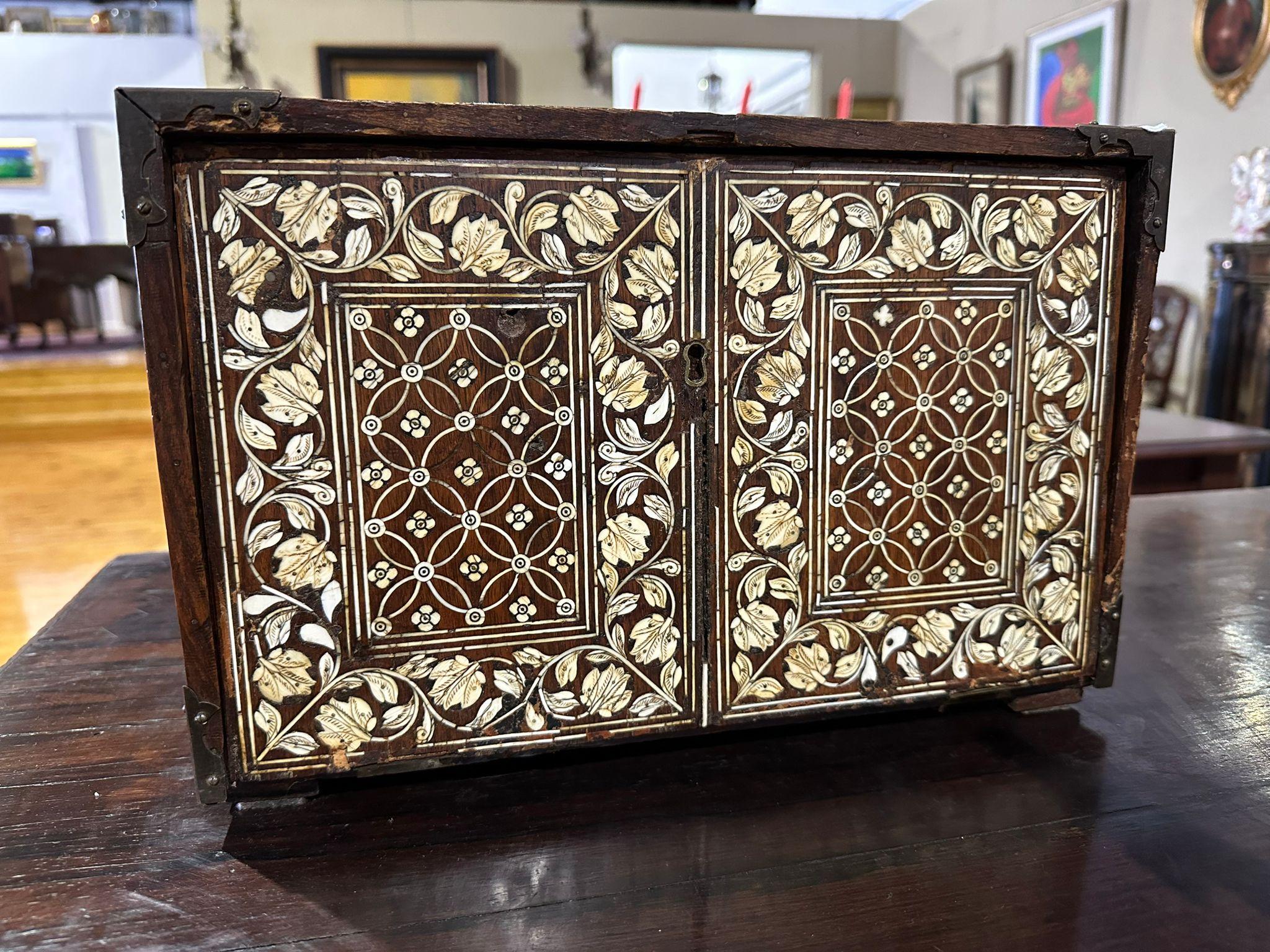 Small Mughol Counter, 17th Century For Sale 3