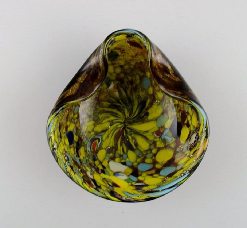 Mid-Century Modern Small Murano bowl in polychrome mouth-blown art glass. Italian design, 1960s. For Sale