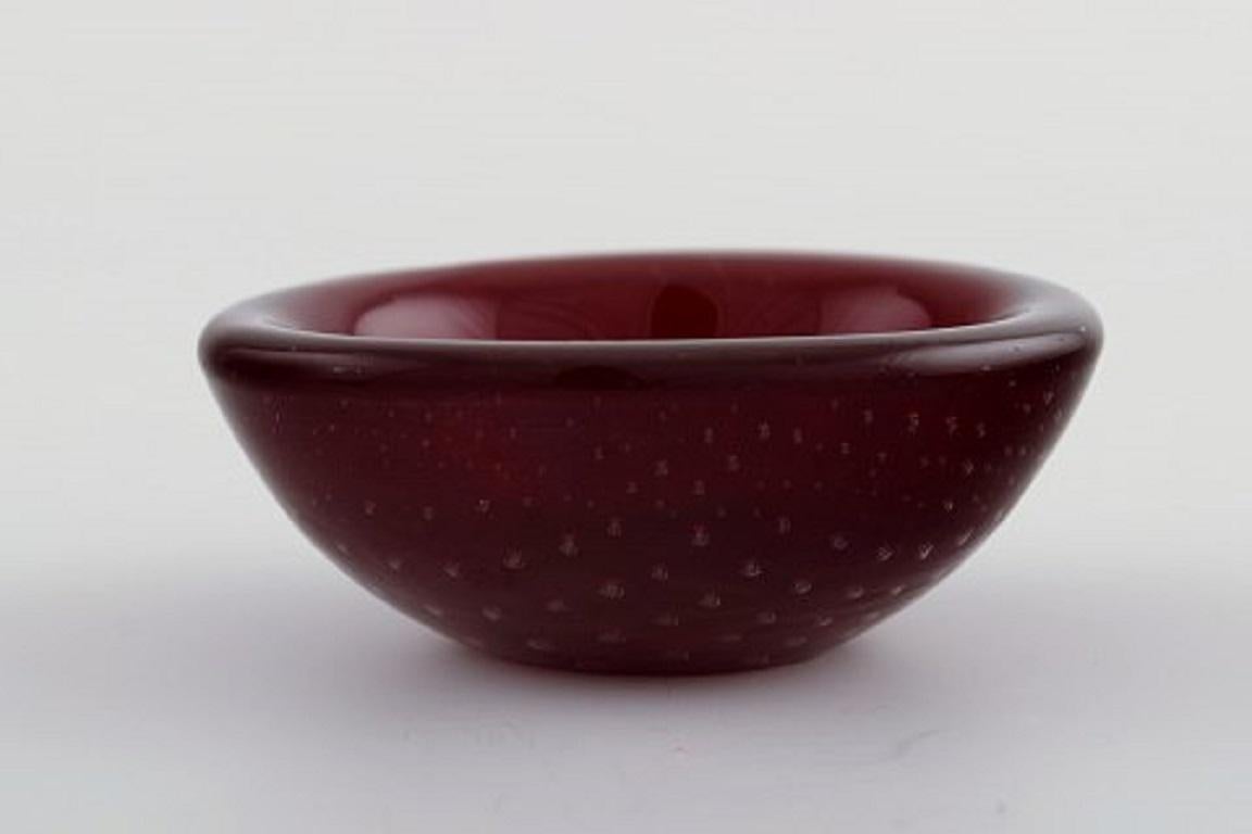 Small Murano bowl in red mouth-blown art glass with inlaid air bubbles, 1960s.
Measures: 7.7 x 3 cm.
In perfect condition.