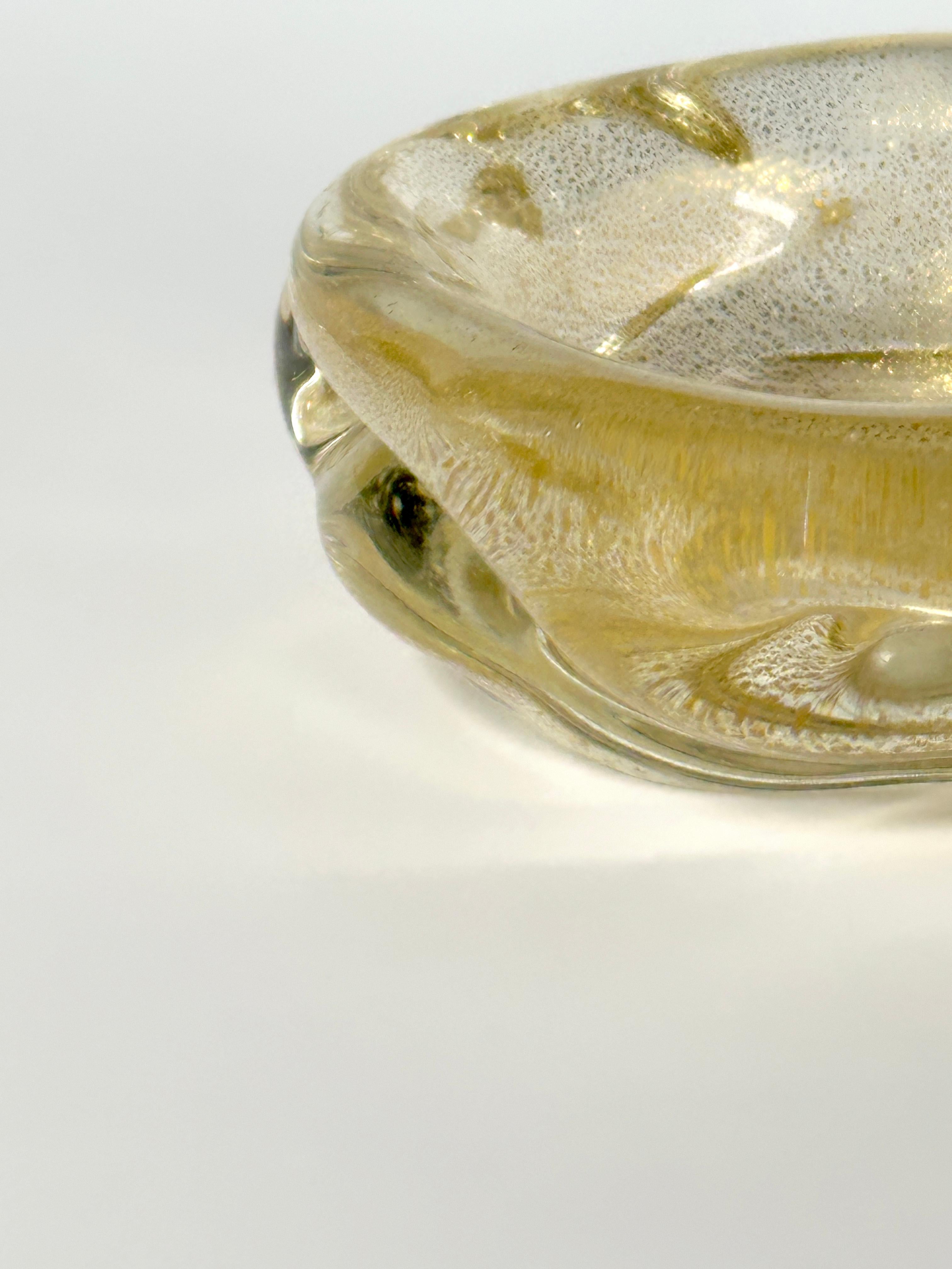 Moderno Piccola ciotola in vetro di Murano con inclusioni d'oro, Archimede Seguso, Italia in vendita