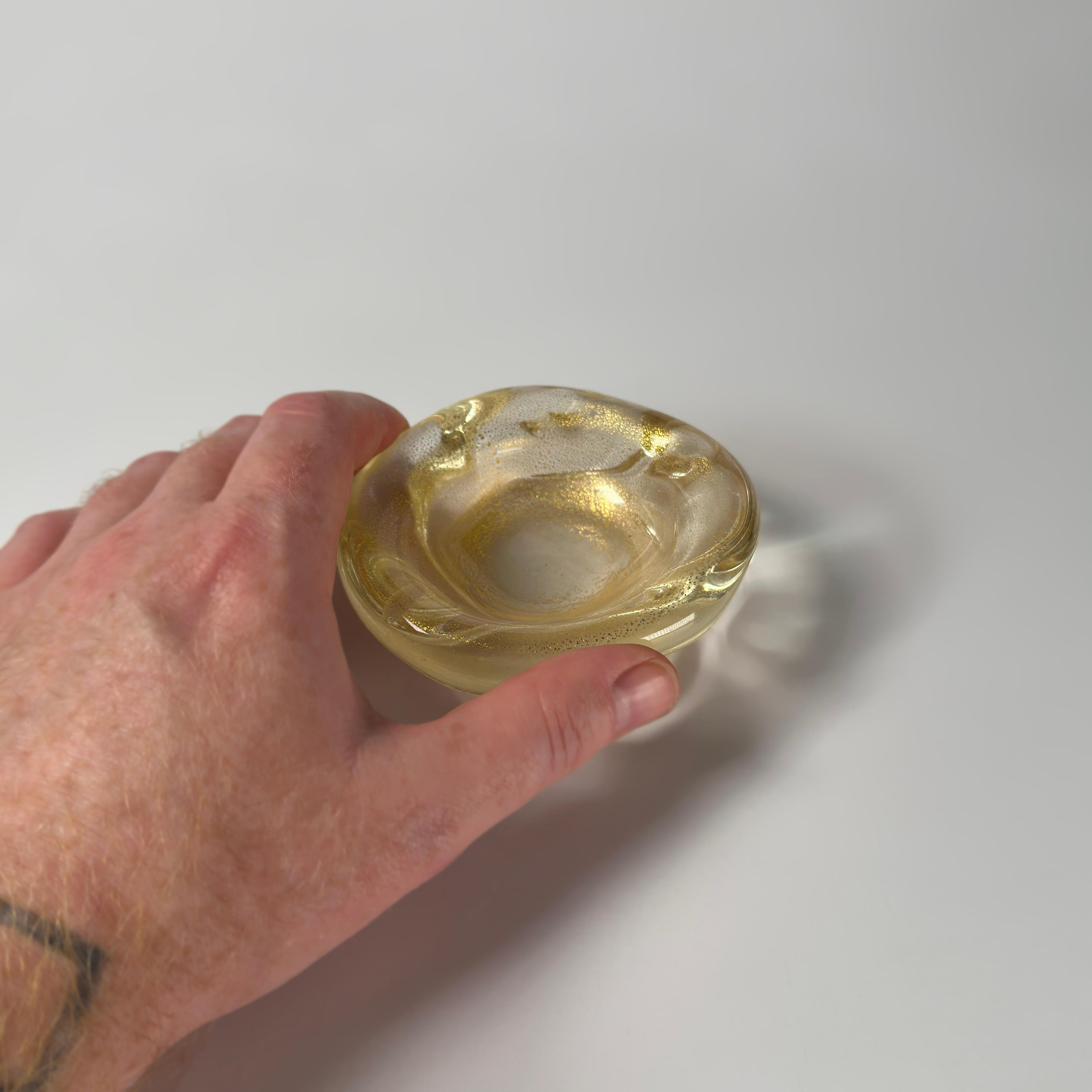 Italiano Piccola ciotola in vetro di Murano con inclusioni d'oro, Archimede Seguso, Italia in vendita