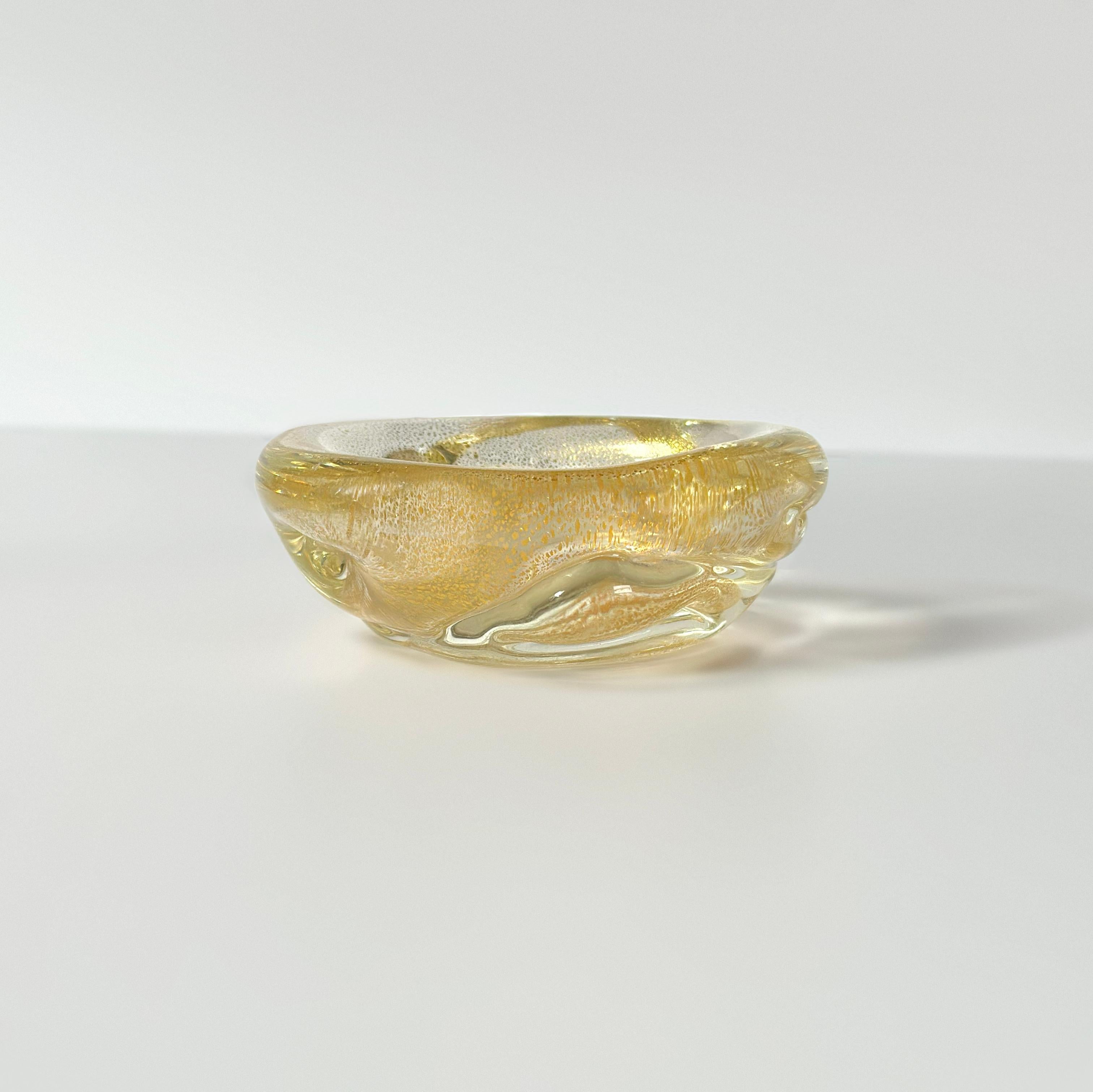 Fatto a mano Piccola ciotola in vetro di Murano con inclusioni d'oro, Archimede Seguso, Italia in vendita