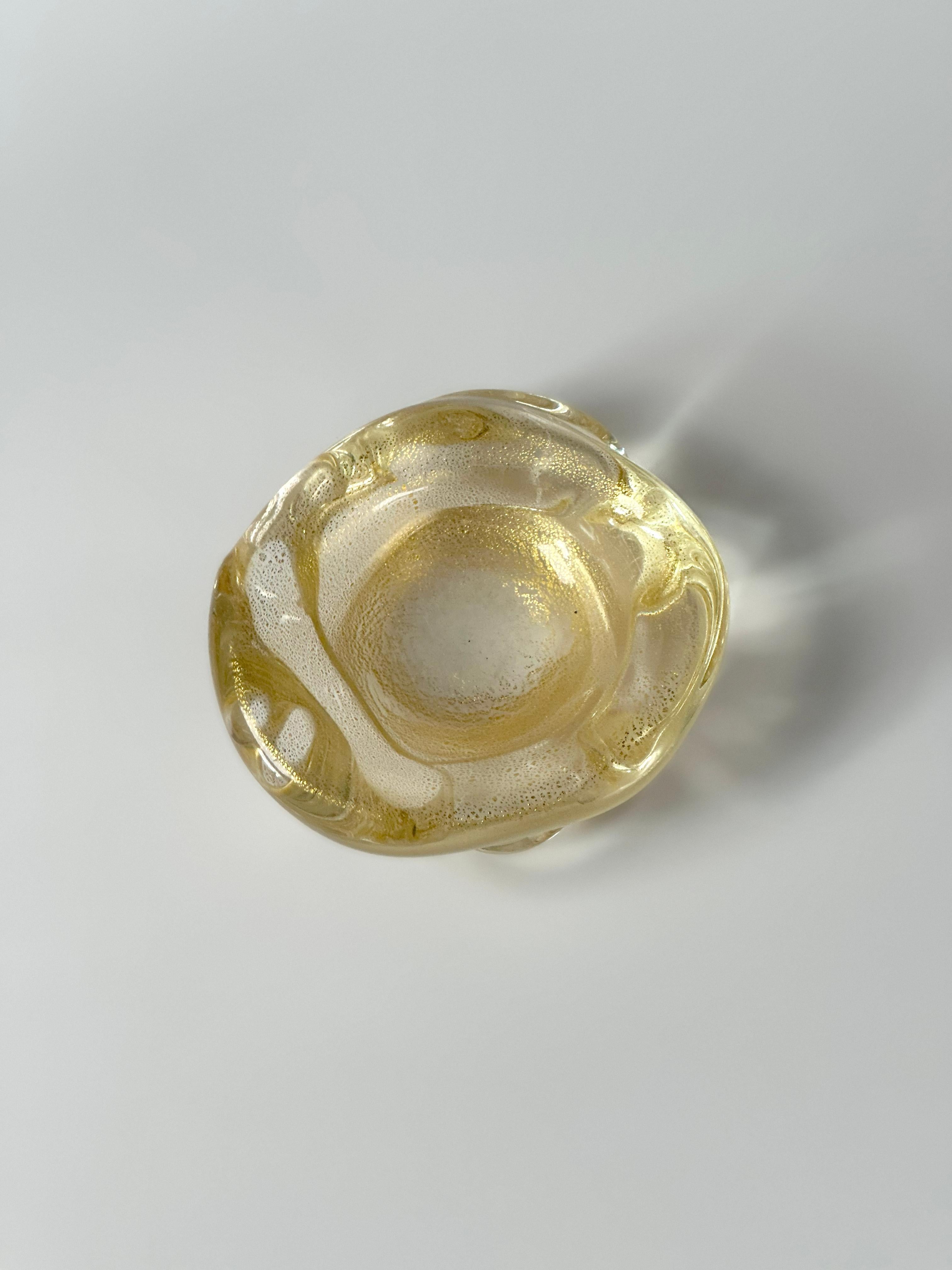 Piccola ciotola in vetro di Murano con inclusioni d'oro, Archimede Seguso, Italia In condizioni buone in vendita a Glasgow, GB