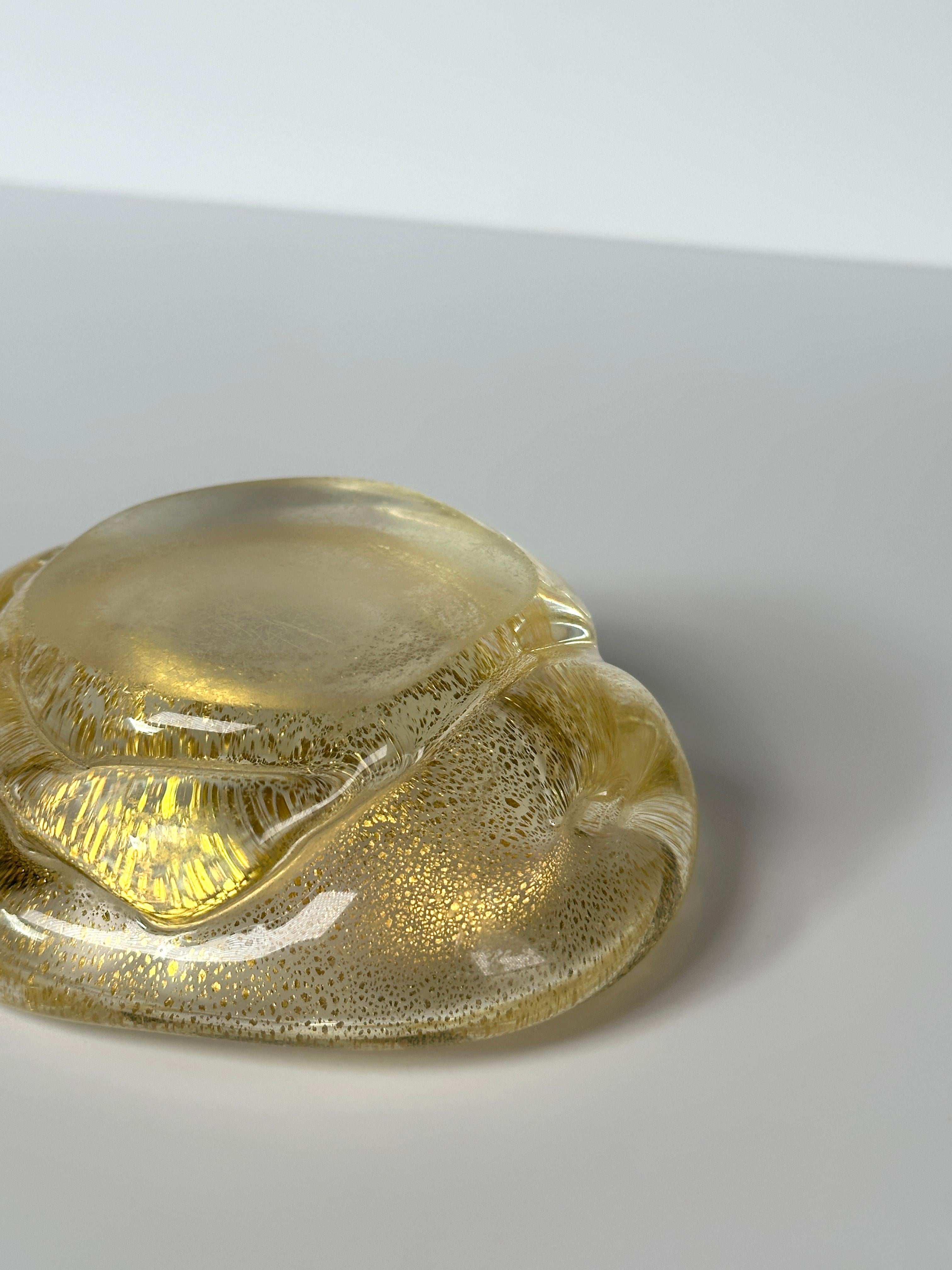 Vetro di Murano Piccola ciotola in vetro di Murano con inclusioni d'oro, Archimede Seguso, Italia in vendita