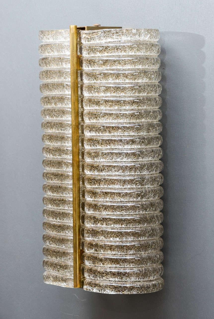 Italiano Piccole lampade da parete in vetro di Murano con accenti in ottone in vendita