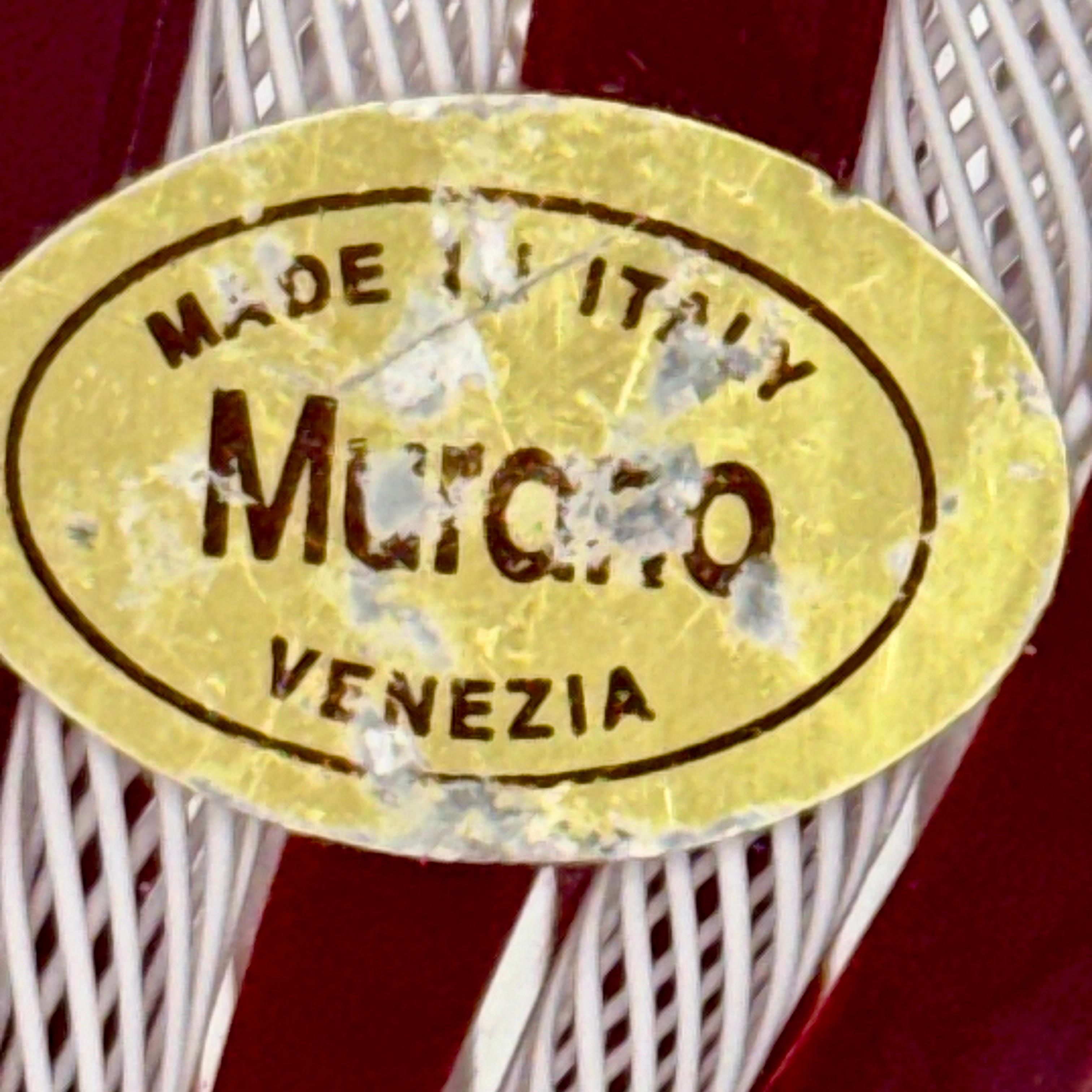 Petit presse-papier en forme de cœur rouge et blanc de Murano, Italie vers les années 1960 en vente 1