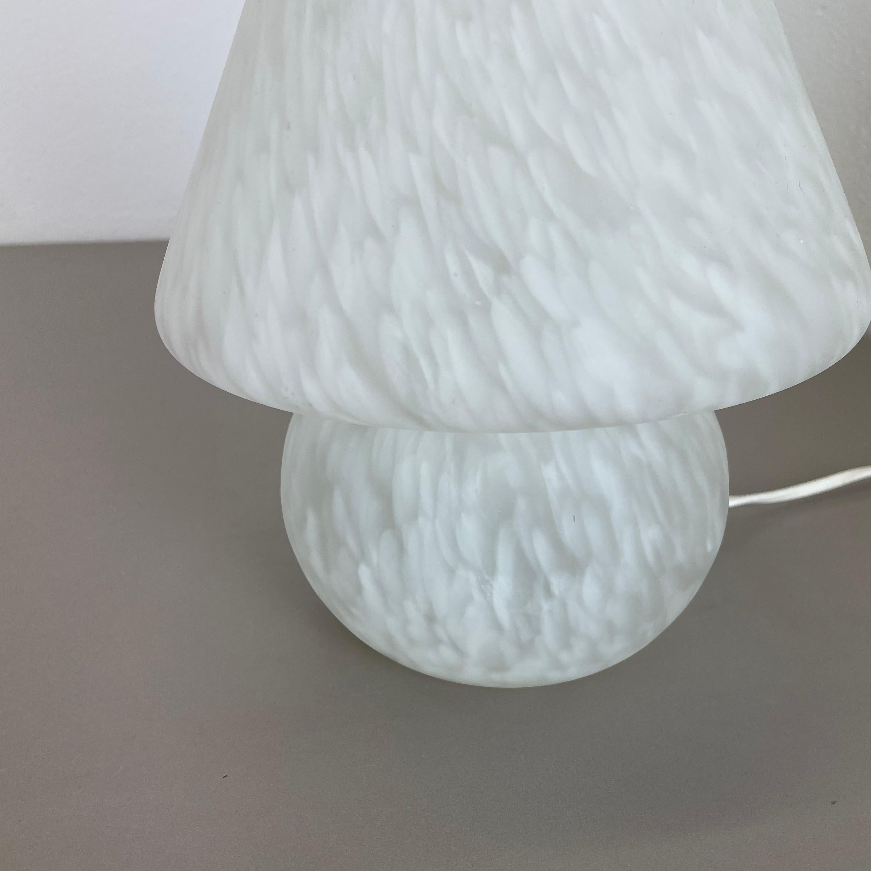Petite lampe de bureau en verre satiné de Murano texturé « Mushroom », Italie, 1970 en vente 4
