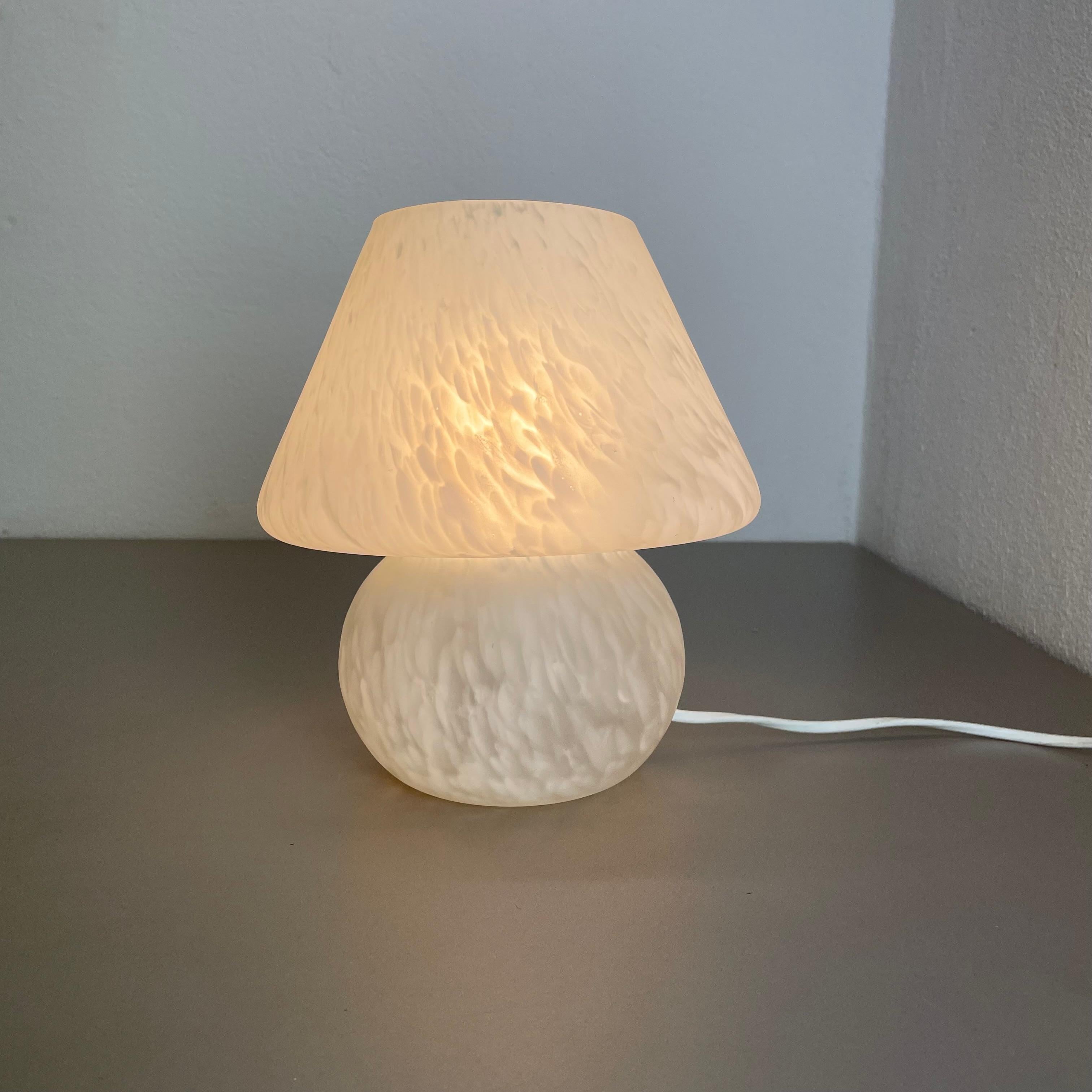 Petite lampe de bureau en verre satiné de Murano texturé « Mushroom », Italie, 1970 en vente 11