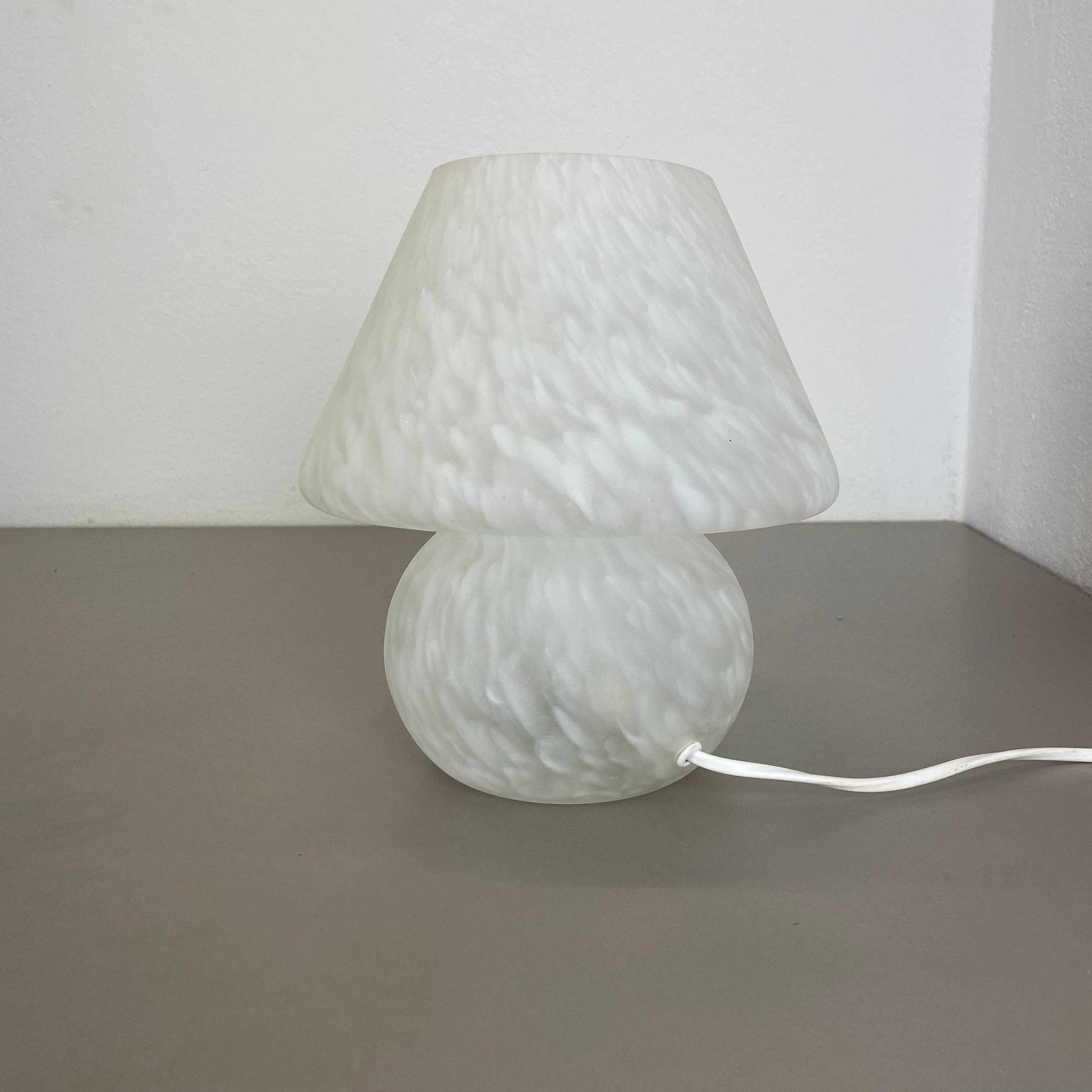 Mid-Century Modern Petite lampe de bureau en verre satiné de Murano texturé « Mushroom », Italie, 1970 en vente
