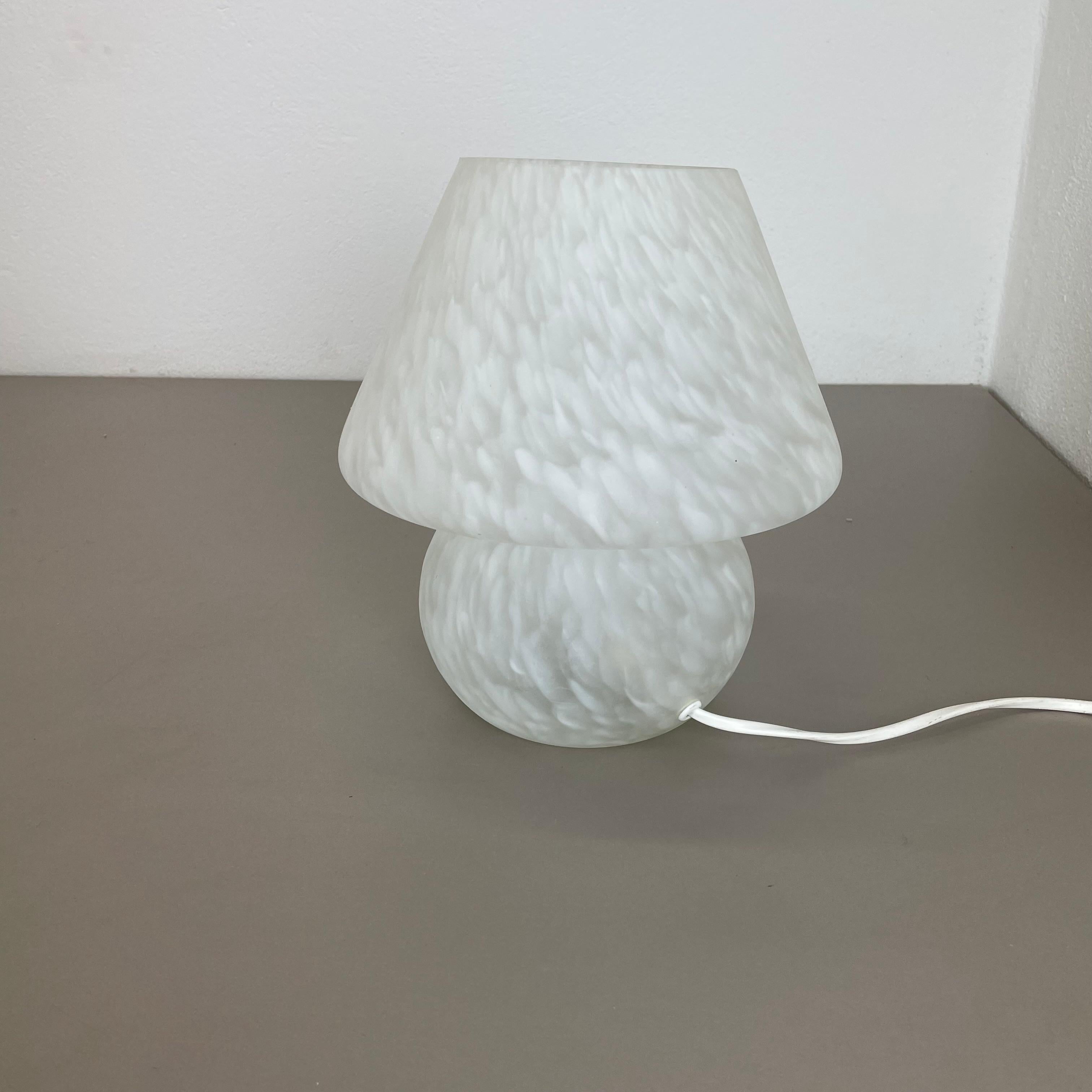 italien Petite lampe de bureau en verre satiné de Murano texturé « Mushroom », Italie, 1970 en vente