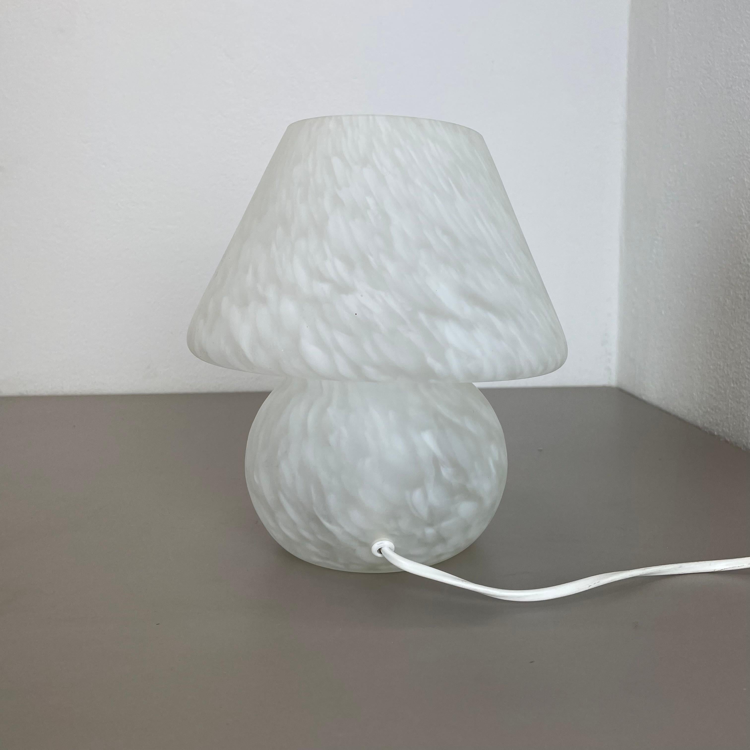 Petite lampe de bureau en verre satiné de Murano texturé « Mushroom », Italie, 1970 Bon état - En vente à Kirchlengern, DE