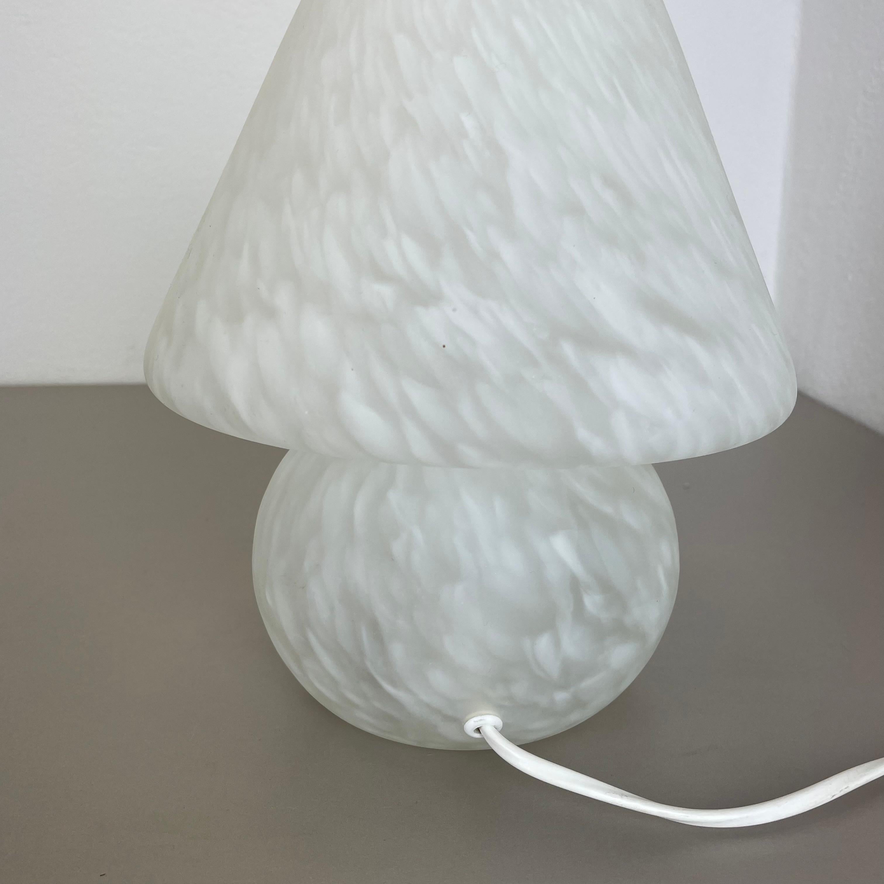 20ième siècle Petite lampe de bureau en verre satiné de Murano texturé « Mushroom », Italie, 1970 en vente